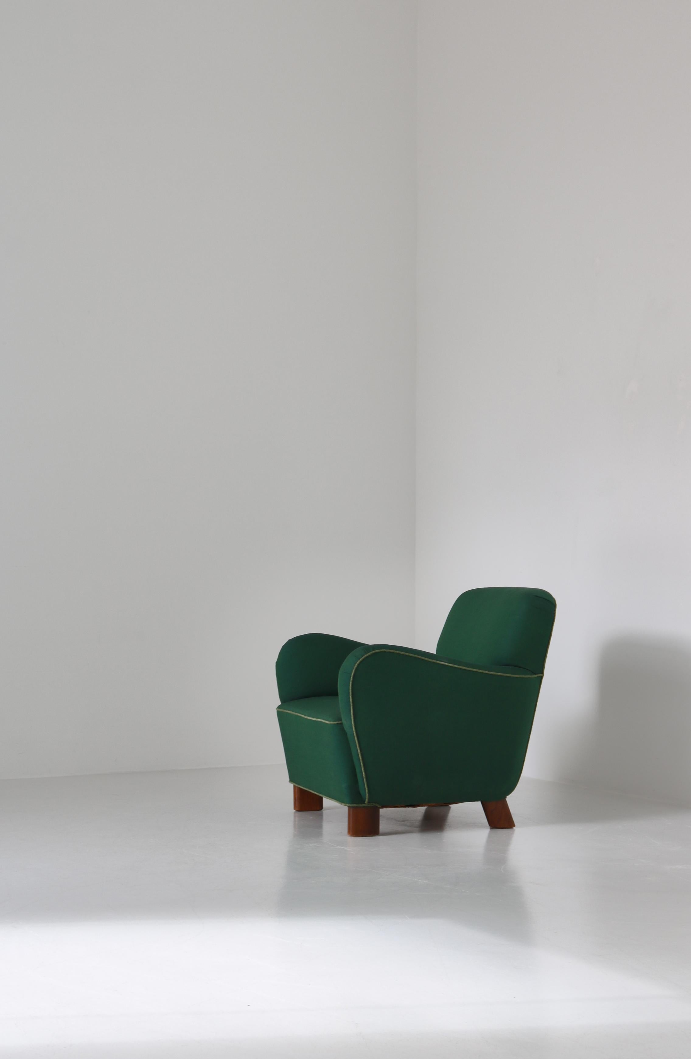 Beautiful and original vintage Fritz Hansen lounge chair model 