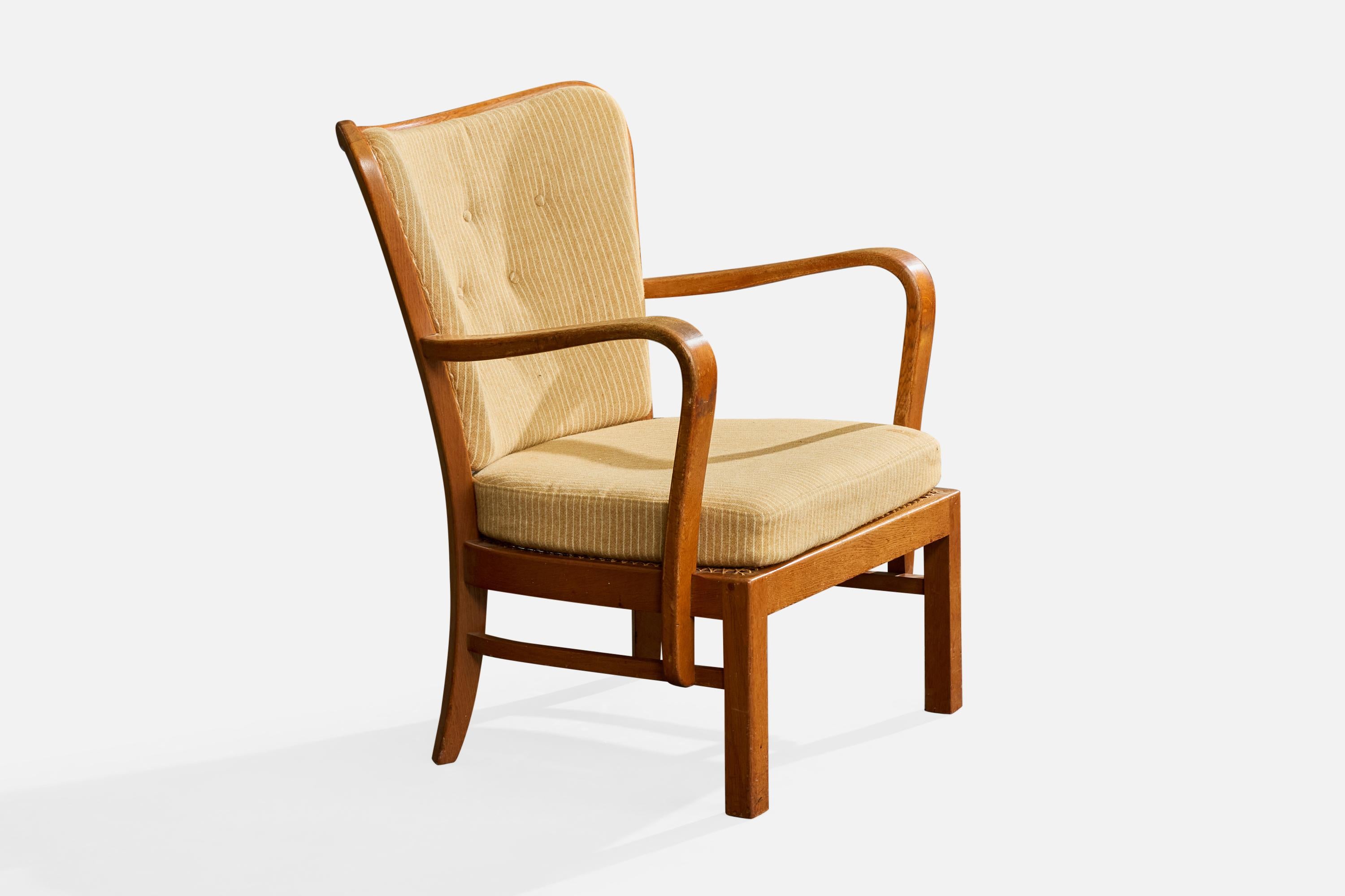 Sessel aus Eiche und beigem Stoff, Modell 1588, entworfen und hergestellt von Fritz Hansen, Dänemark, um 1940.

Mäßige Abnutzung der Armlehnen.

Leichte Abnutzungserscheinungen am gesamten Holzrahmen.

Das Sitzkissen hat einen Fleck und einen Riss