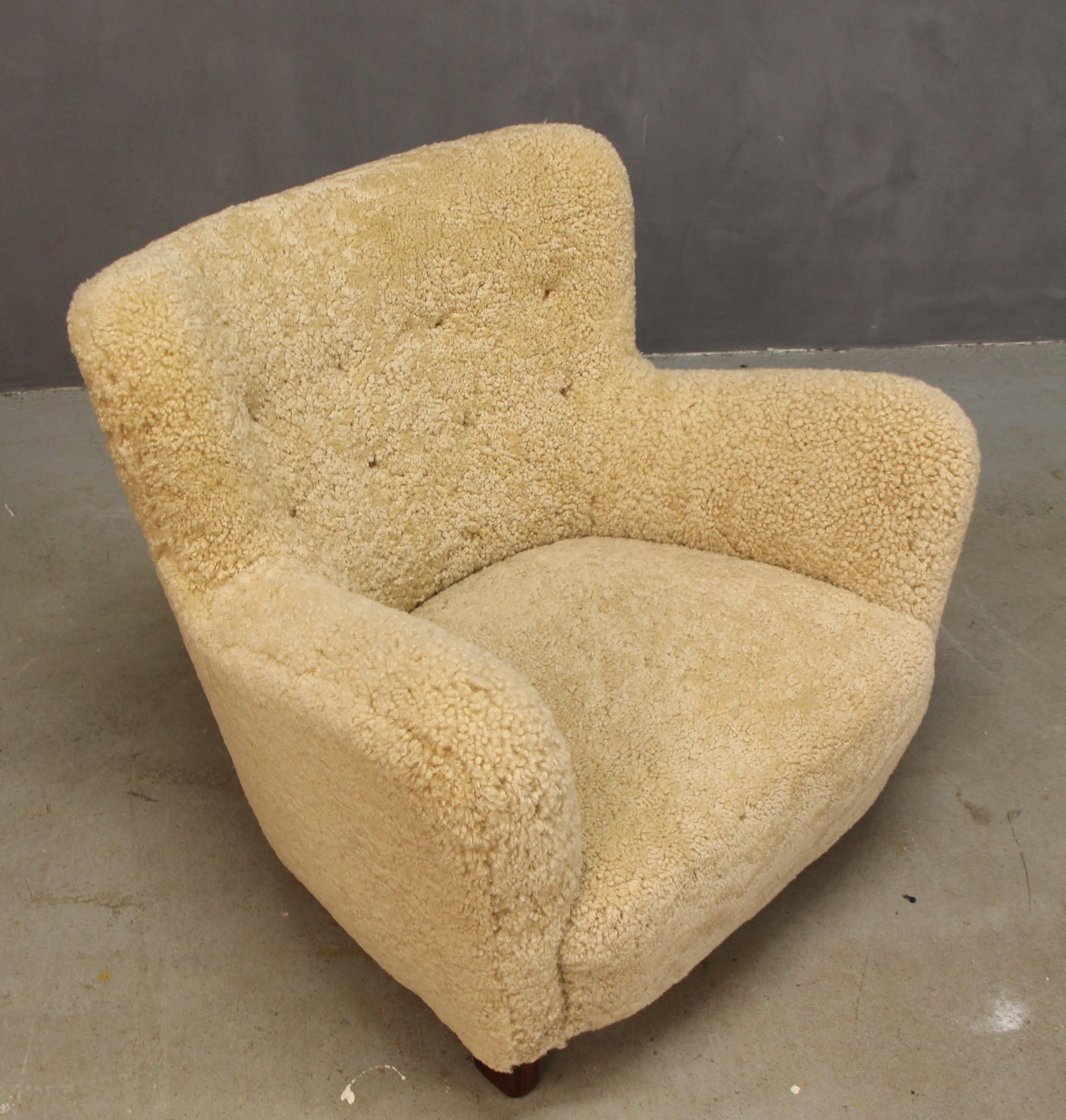 Fritz Hansen lounge chair new upholstered with shearling.

Legs of beech.

Made in the 1940s.

 