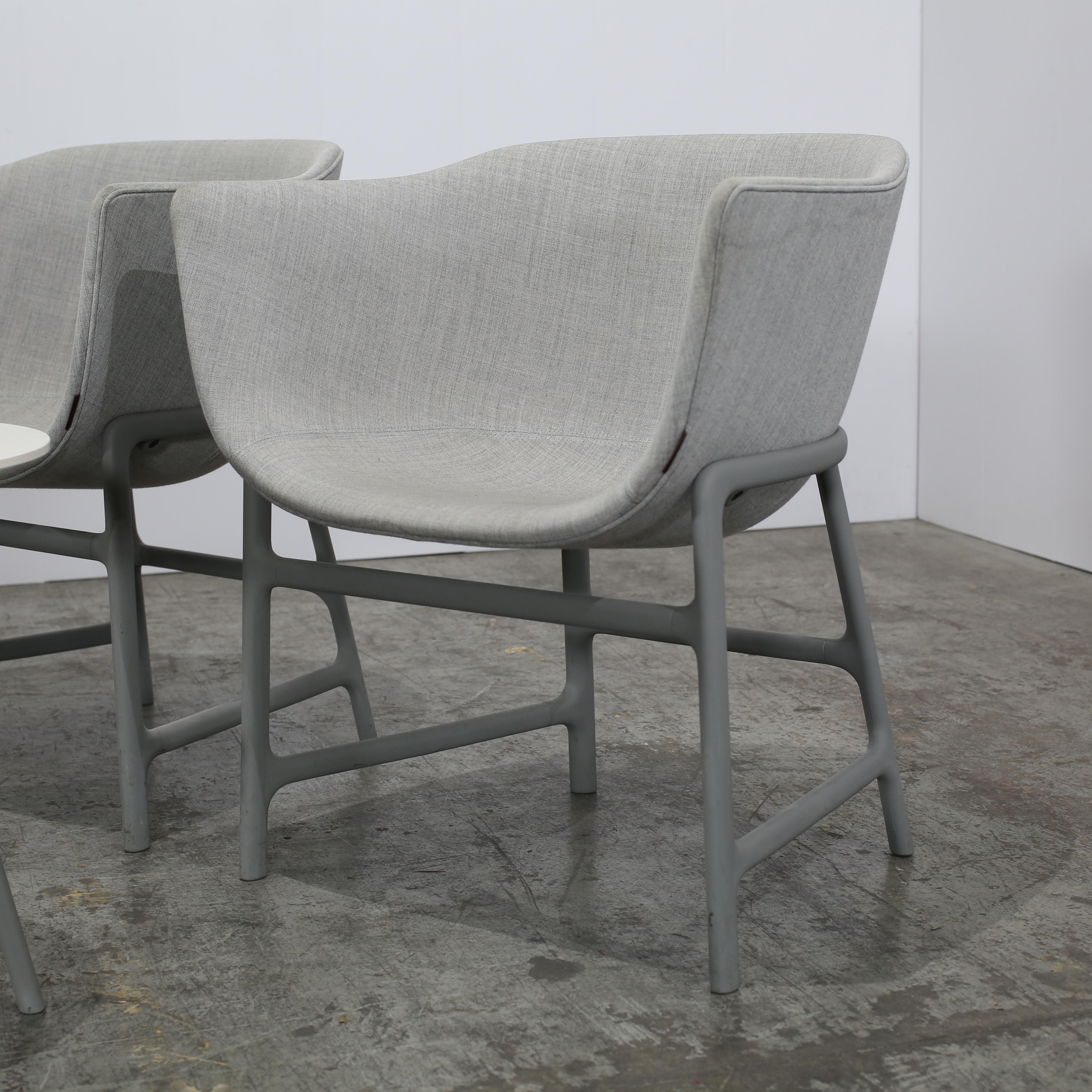 Das Tisch- und Stuhlset Minuscule von Fritz Hansen ist eine atemberaubende Ergänzung für jedes moderne Zuhause. Dieses aus hochwertigen Materialien gefertigte Set besticht durch sein schlichtes und minimalistisches Design, das jeden Raum aufwertet.