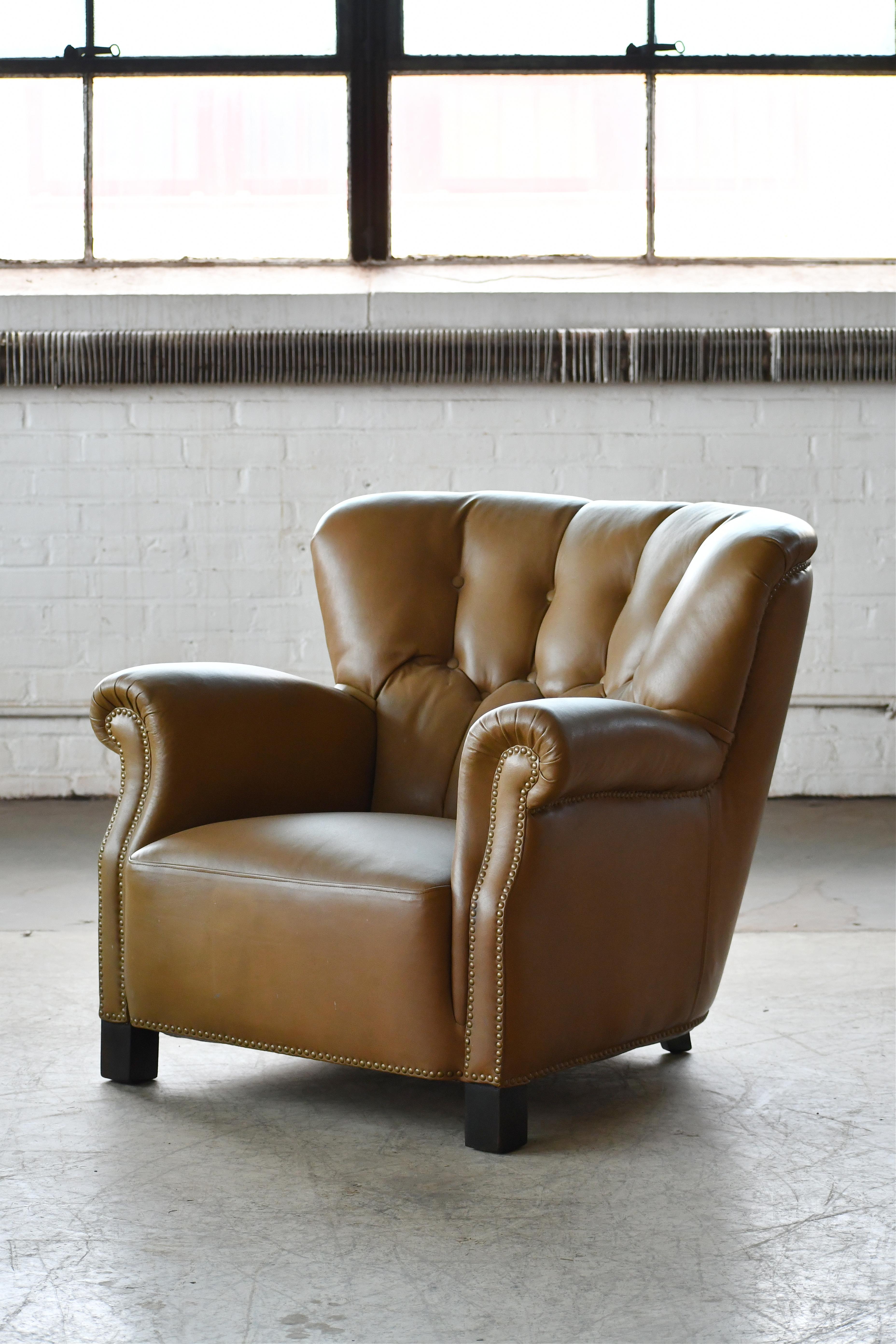 Classic Danish large-scale club or lounge chair model 1518b by Fritz Hansen made in the large 1930-early 1940s. The model 1518b has a lower backrest and higher armrests than the standard 1518 which provides for very cool lines. It is also a lot less