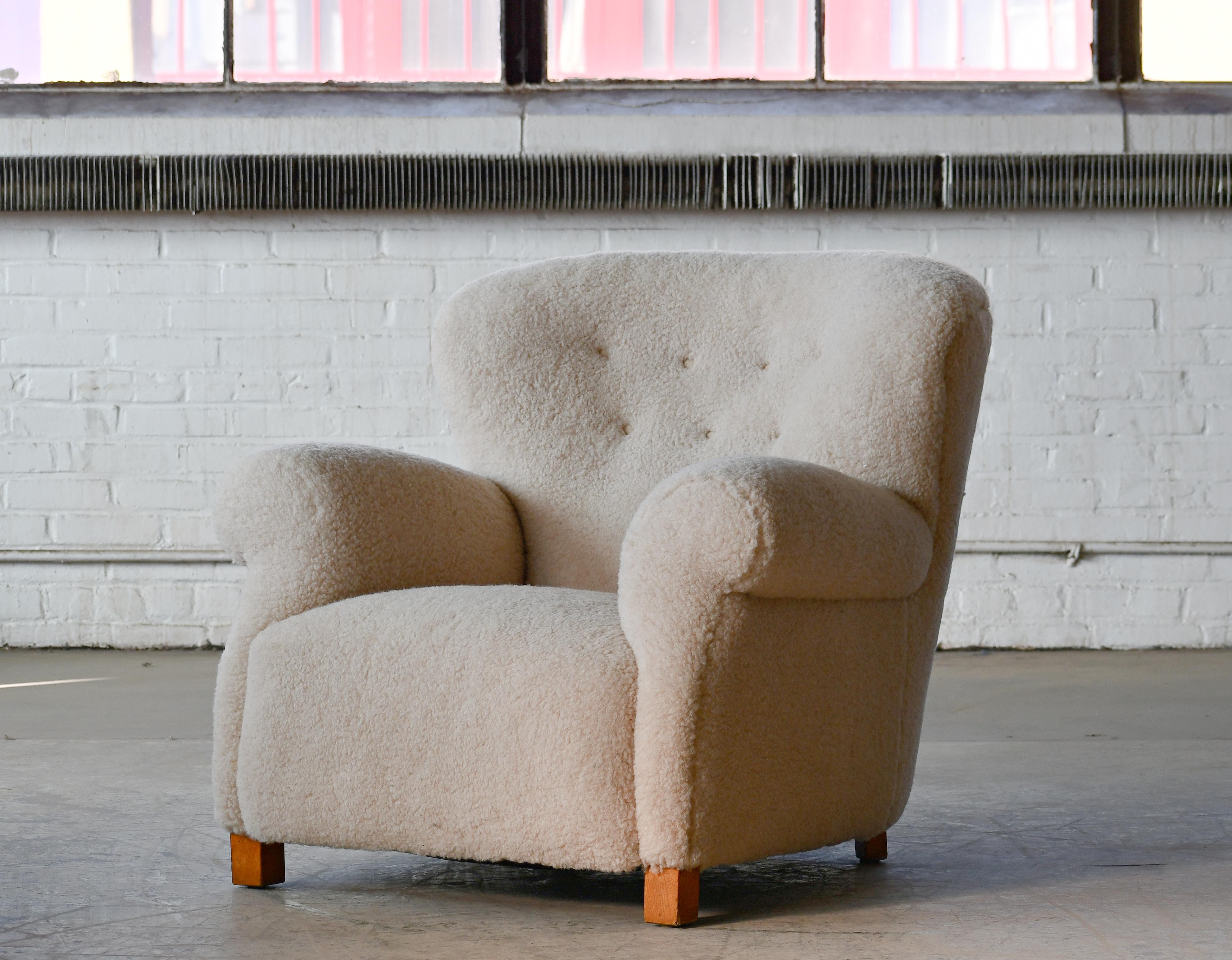 Sublime fauteuil club lounge modèle 1518 à grande échelle fabriqué par Fritz Hansen à la fin des années 1930 ou au début des années 1940. Les proportions dramatiques sont basses et larges. Dossier tufté lisse. Superbement confortable, la chaise a