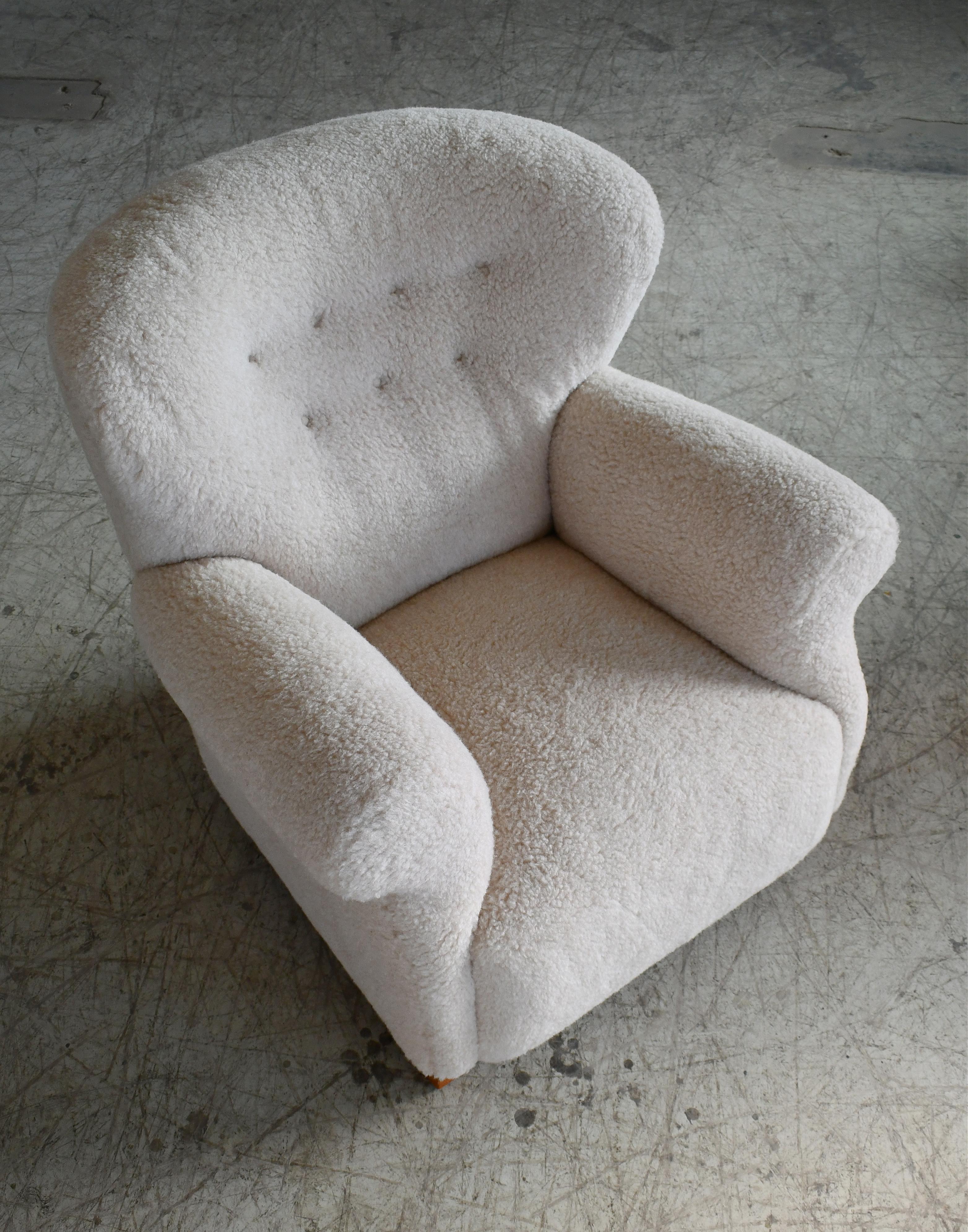 Danish Fritz Hansen Model 1518 Large Size Club Chair in Beige Lambswool Tufted Backrest For Sale