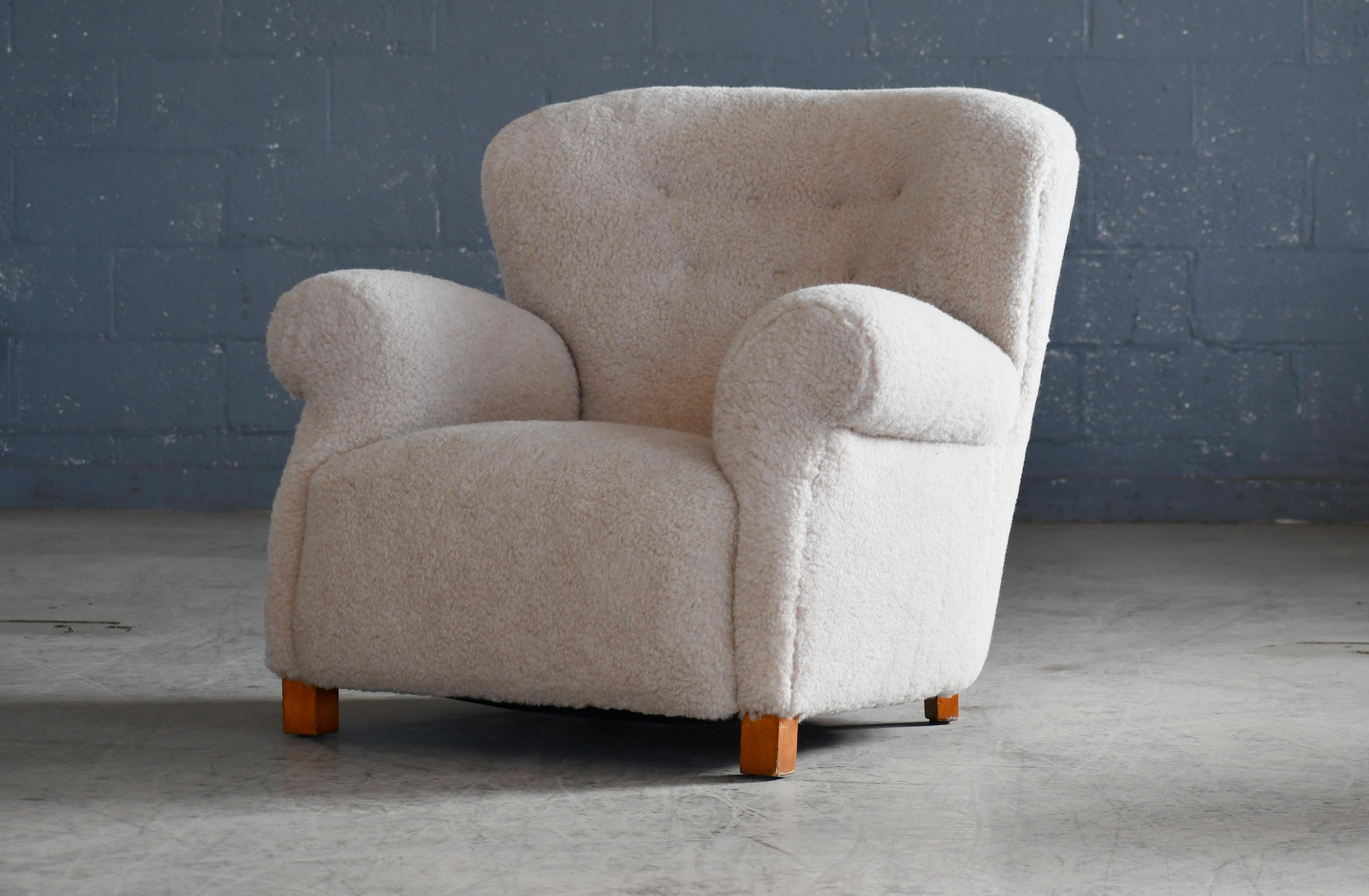 Mid-20th Century Fritz Hansen Model 1518 Large Size Club Chair in Beige Lambswool Tufted Backrest For Sale