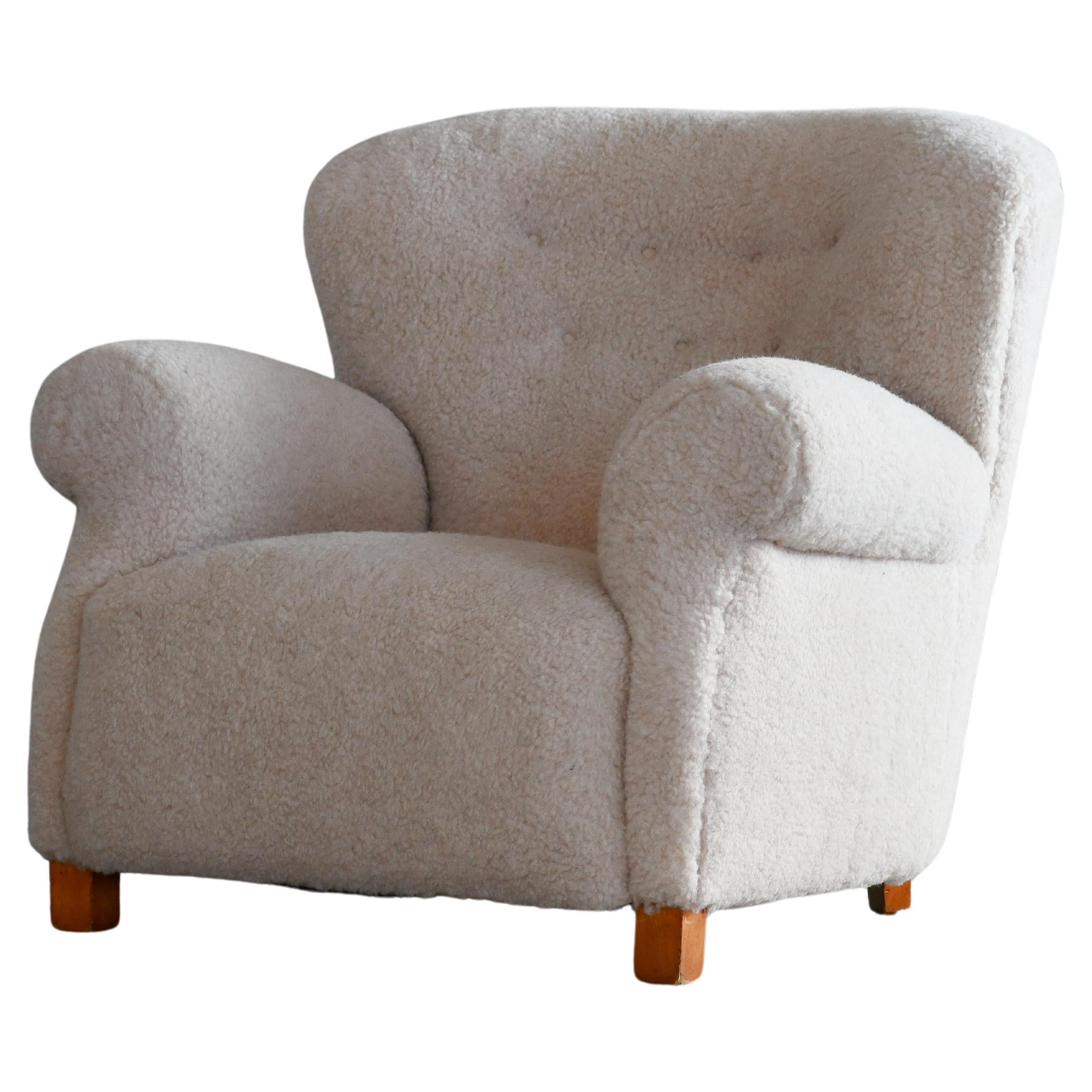 Fritz Hansen Model 1518 Large Size Club Chair in Beige Lambswool Tufted Backrest For Sale
