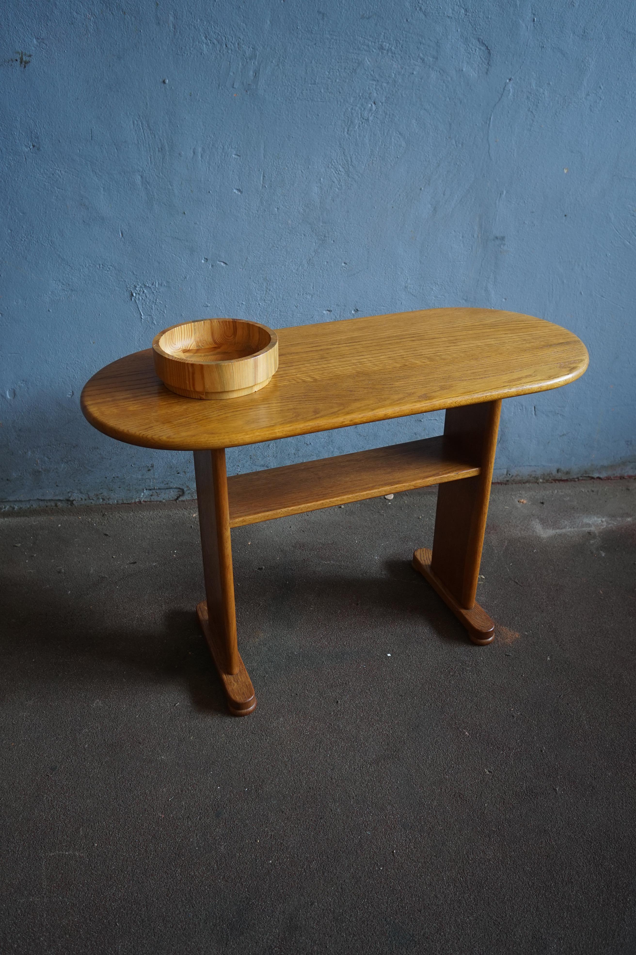 Rare Fritz Hansen model 1560 side table in beautiful patinaed solid oak made in Denmark in the 1930's by Fritz Hansen.

This table is the perfect entrance piece or side table next to the sofa, the table has a magasin shelf which adds great detail to