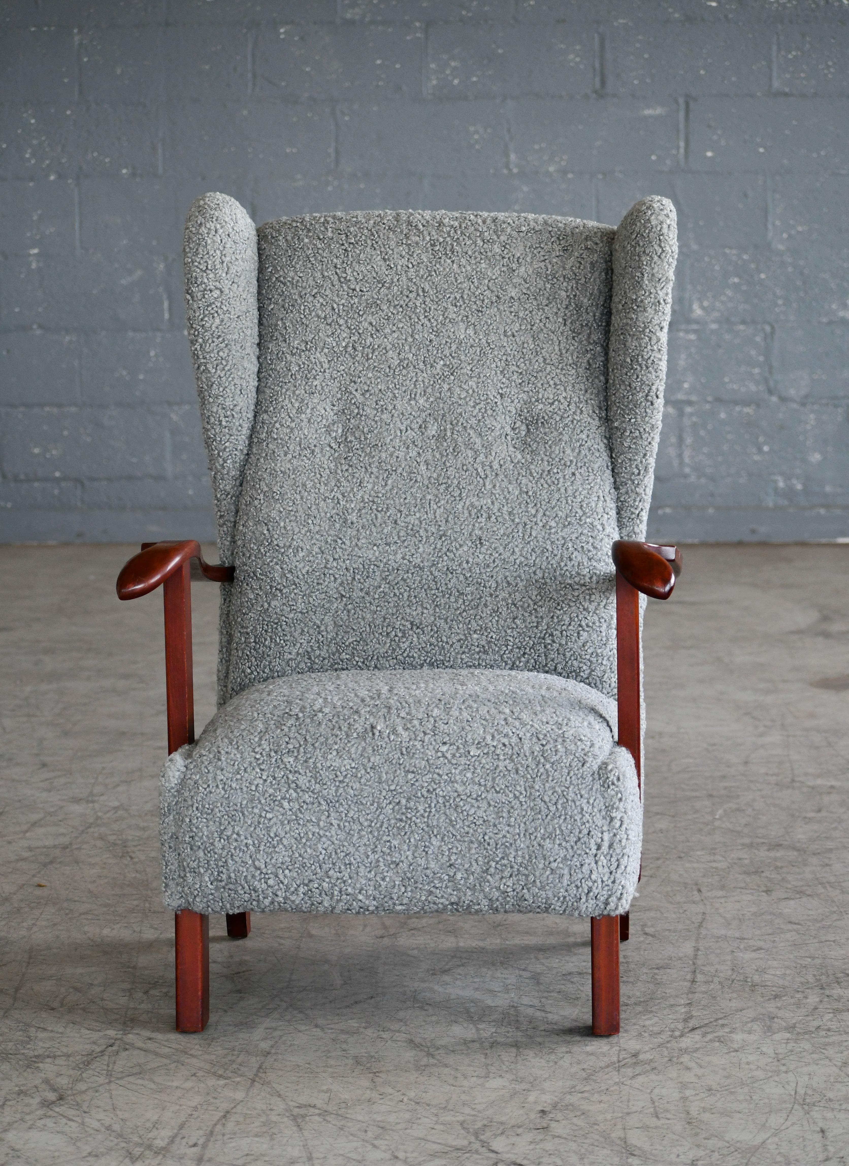 Fritz Hansen Model 1582 Wingback Lounge Chair in Grey Boucle Danish Midcentury In Good Condition In Bridgeport, CT