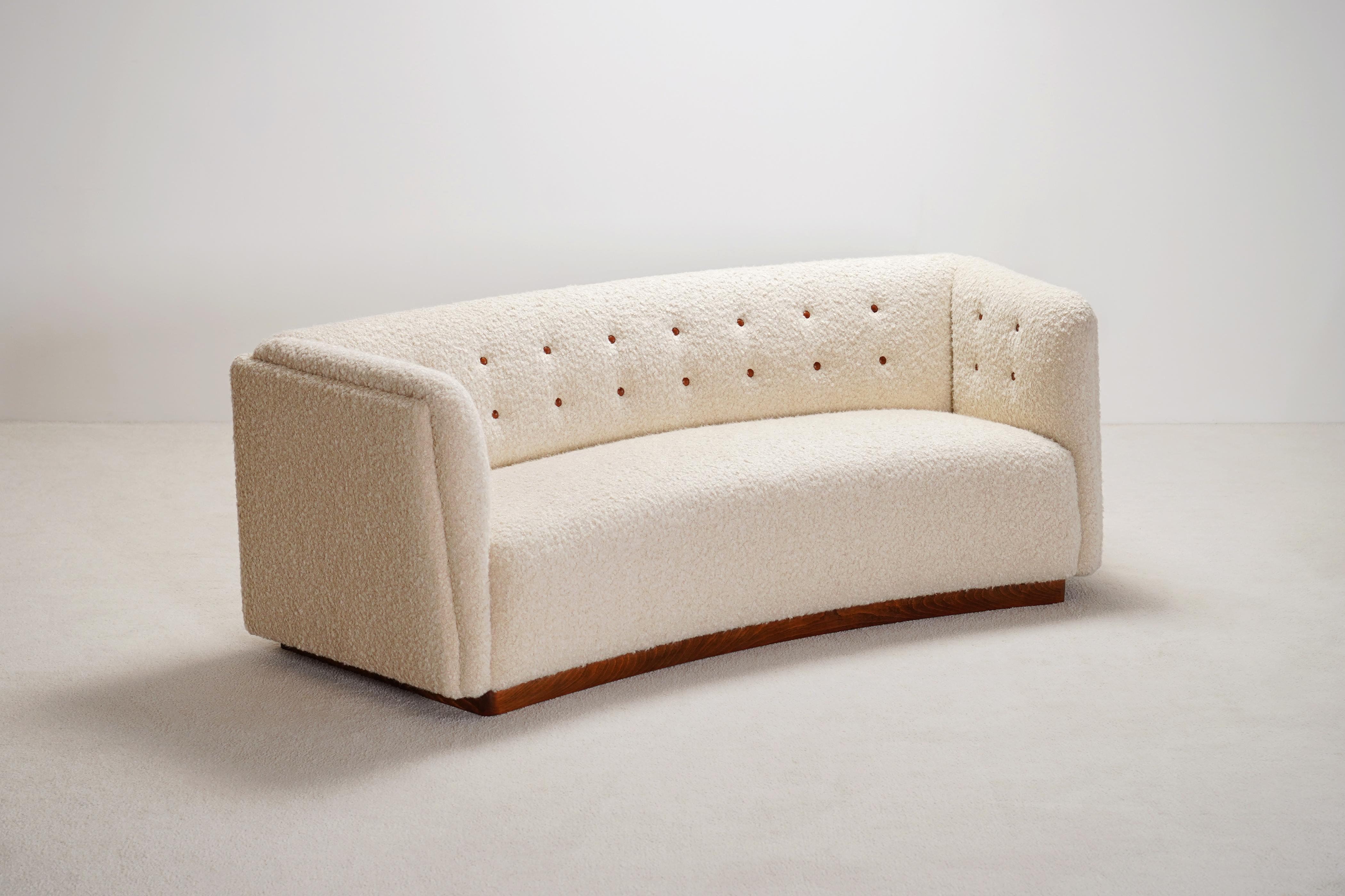 Rare and elegant three-seat sofa model 1668 manufactured by Fritz Hansen in Denmark, in the 1940s.

Original piece from the 1940s newly re-upholstered in the traditional way by the best French craftsmen, we used a high quality wool fabric imitating