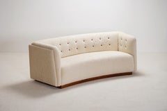 Fritz Hansen Modell 1668 Dreisitzer-Sofa. Bouclé-Stoff aus Wolle. Ca. 1940.
