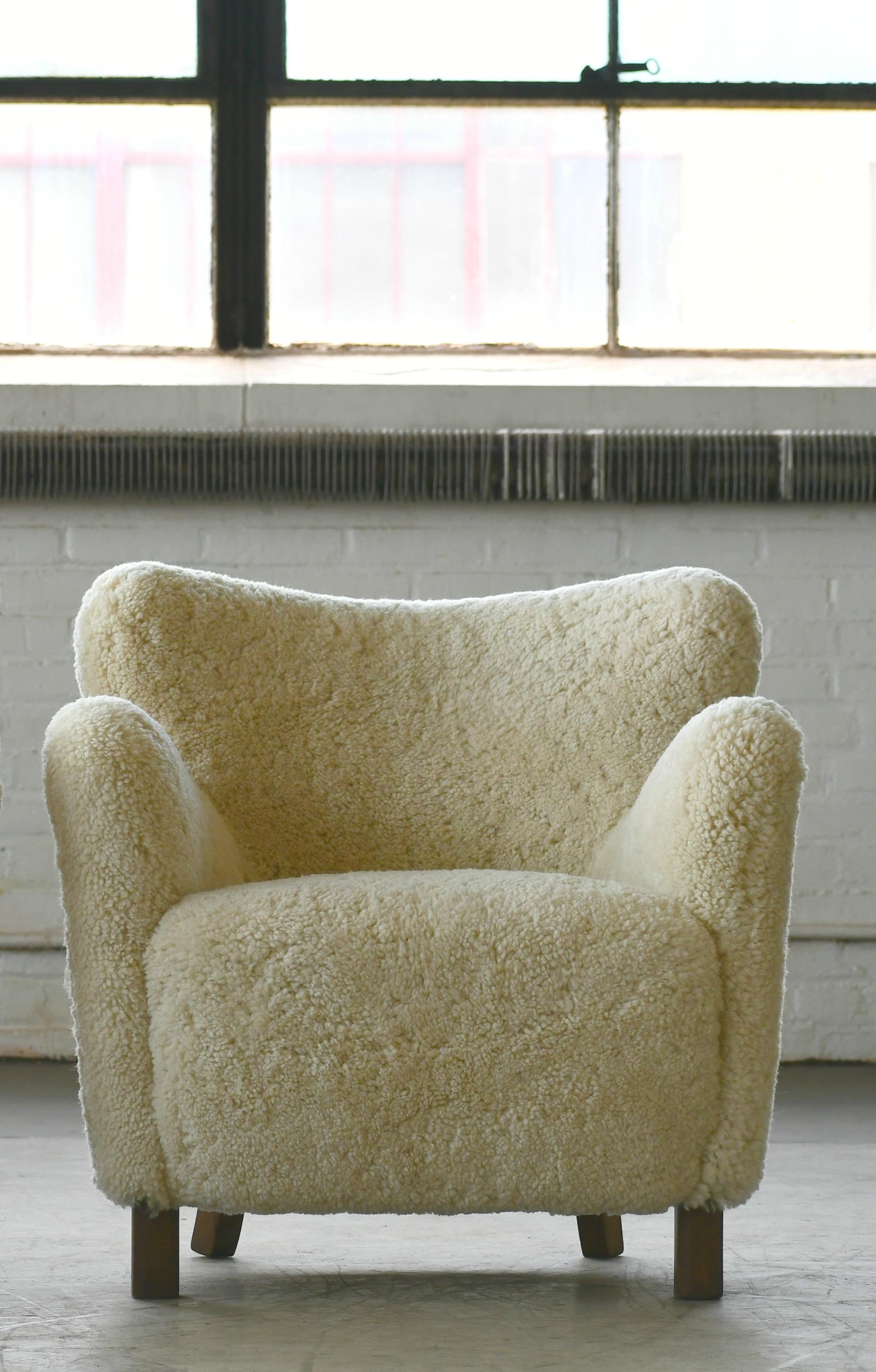 Beautiful exuberant model 1669 lounge chair made in the 1940s by Fritz Hansen, Copenhagen. The 1669 is very sought after with its sculptural organic shape and harmonious proportions combined with its smaller size making it very versatile and