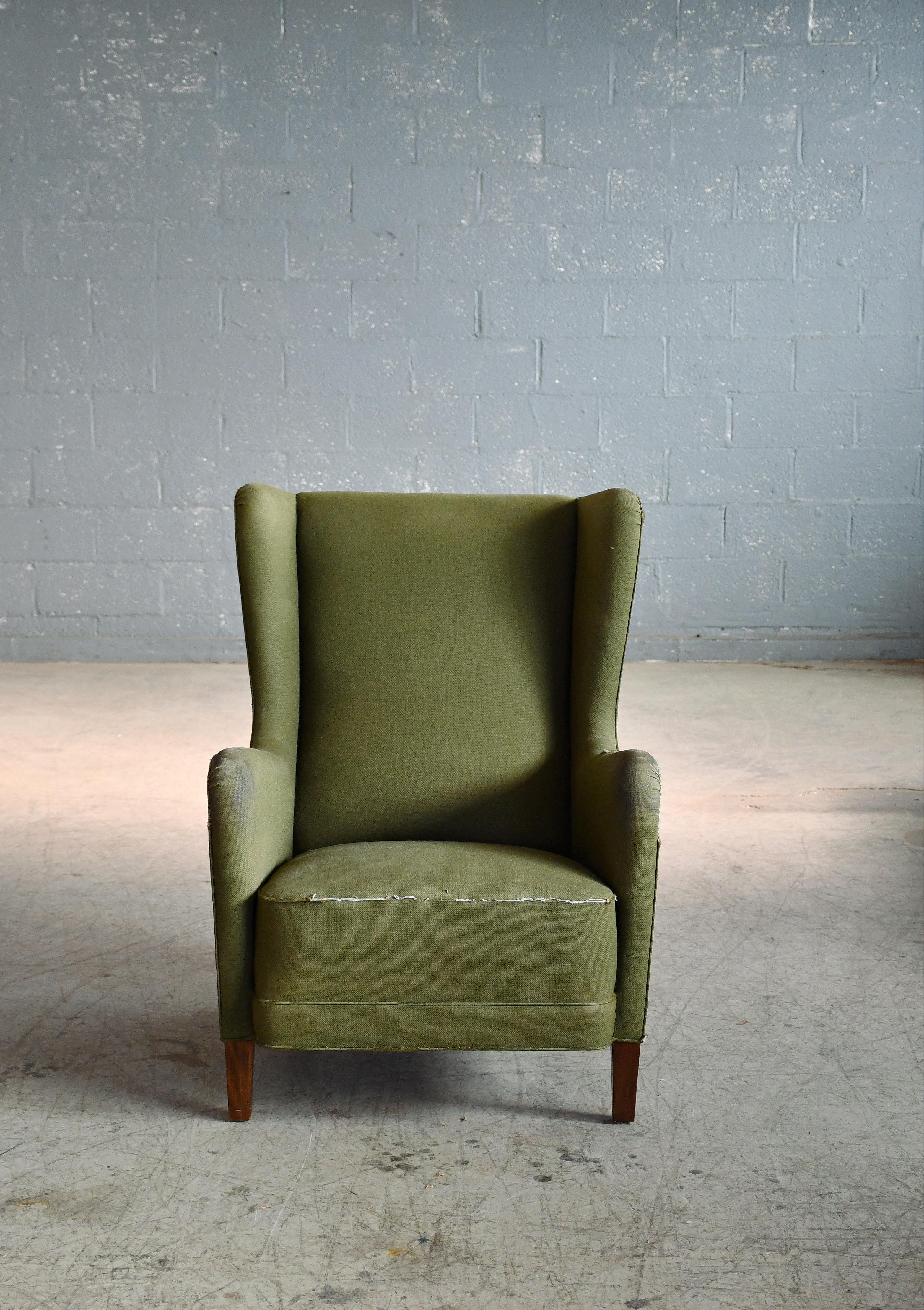 Beautiful lounge chair made in Denmark in the 1940s. The chair bear resemblance to Frits Hansen's model 1669. The chair is not marked however, and we are not sure of maker nor designer. We do love the sculptural organic shape and harmonious