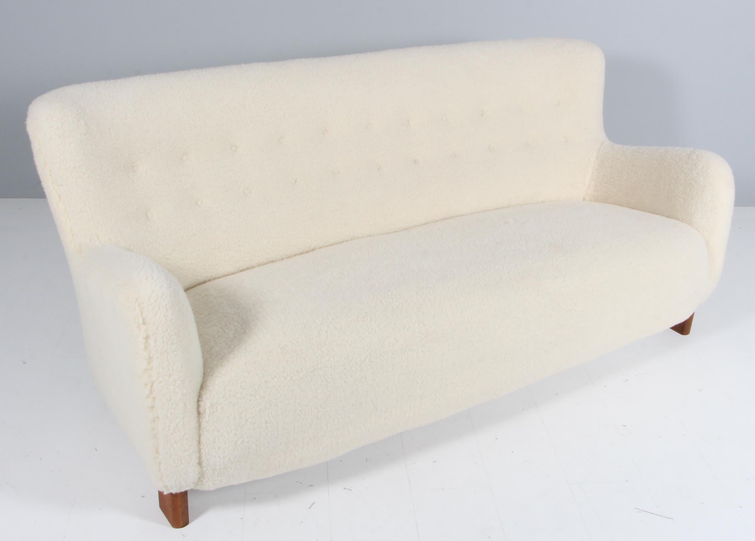 Sofa à trois places Fritz Hansen modèle 1669, laine d'agneau, années 1940  Bon état - En vente à Esbjerg, DK