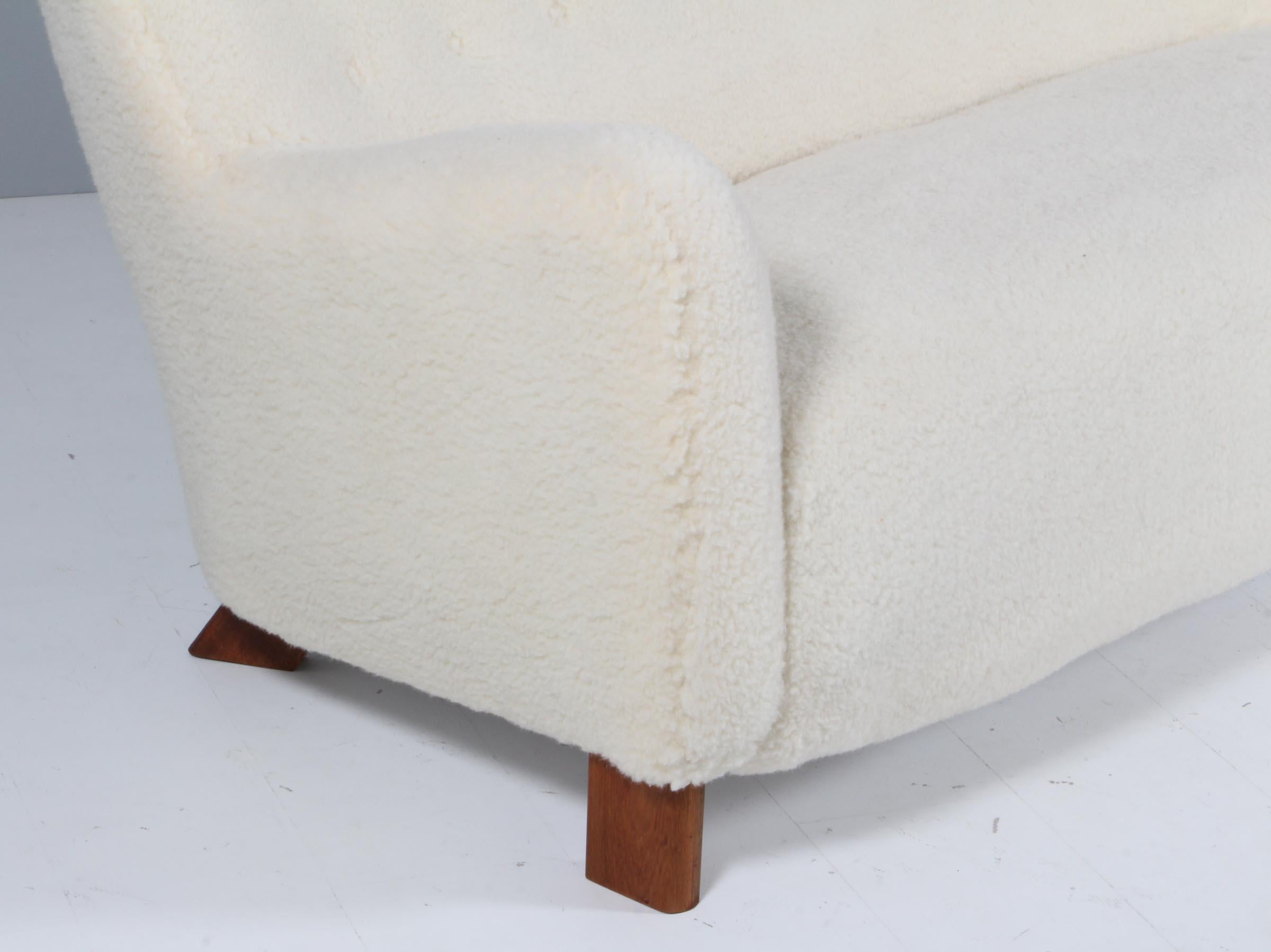 Sofa à trois places Fritz Hansen modèle 1669, laine d'agneau, années 1940  en vente 1
