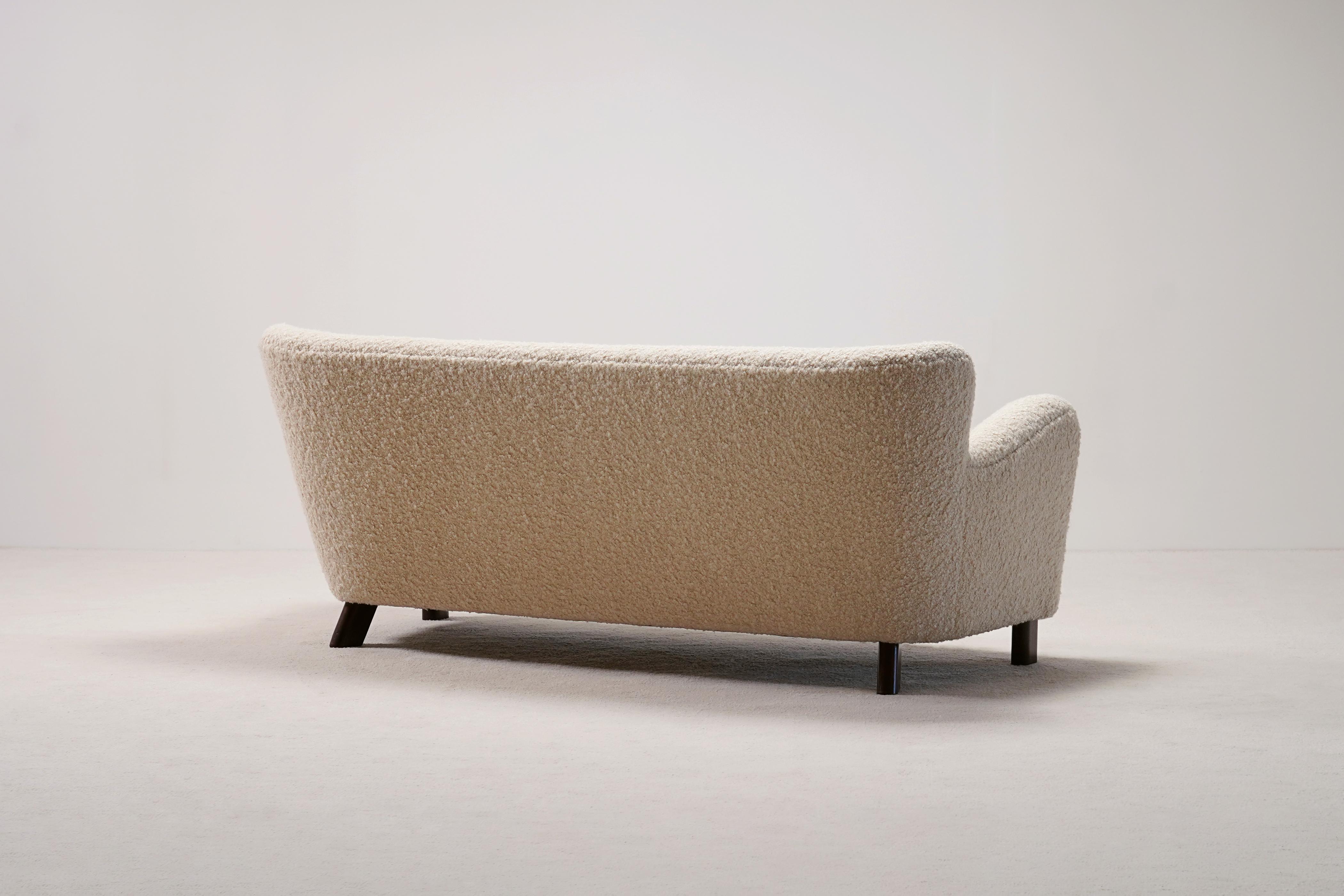 Fritz Hansen Model 1669 Three-Seat Sofa. Wool Bouclé Fabric. Circa 1940. In Excellent Condition For Sale In Paris, FR