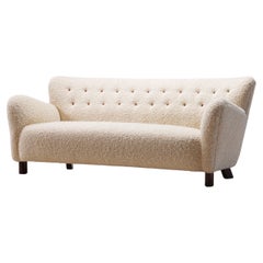 Canapé à trois places Fritz Hansen modèle 1669. Tissu bouclé de laine. Circa 1940.