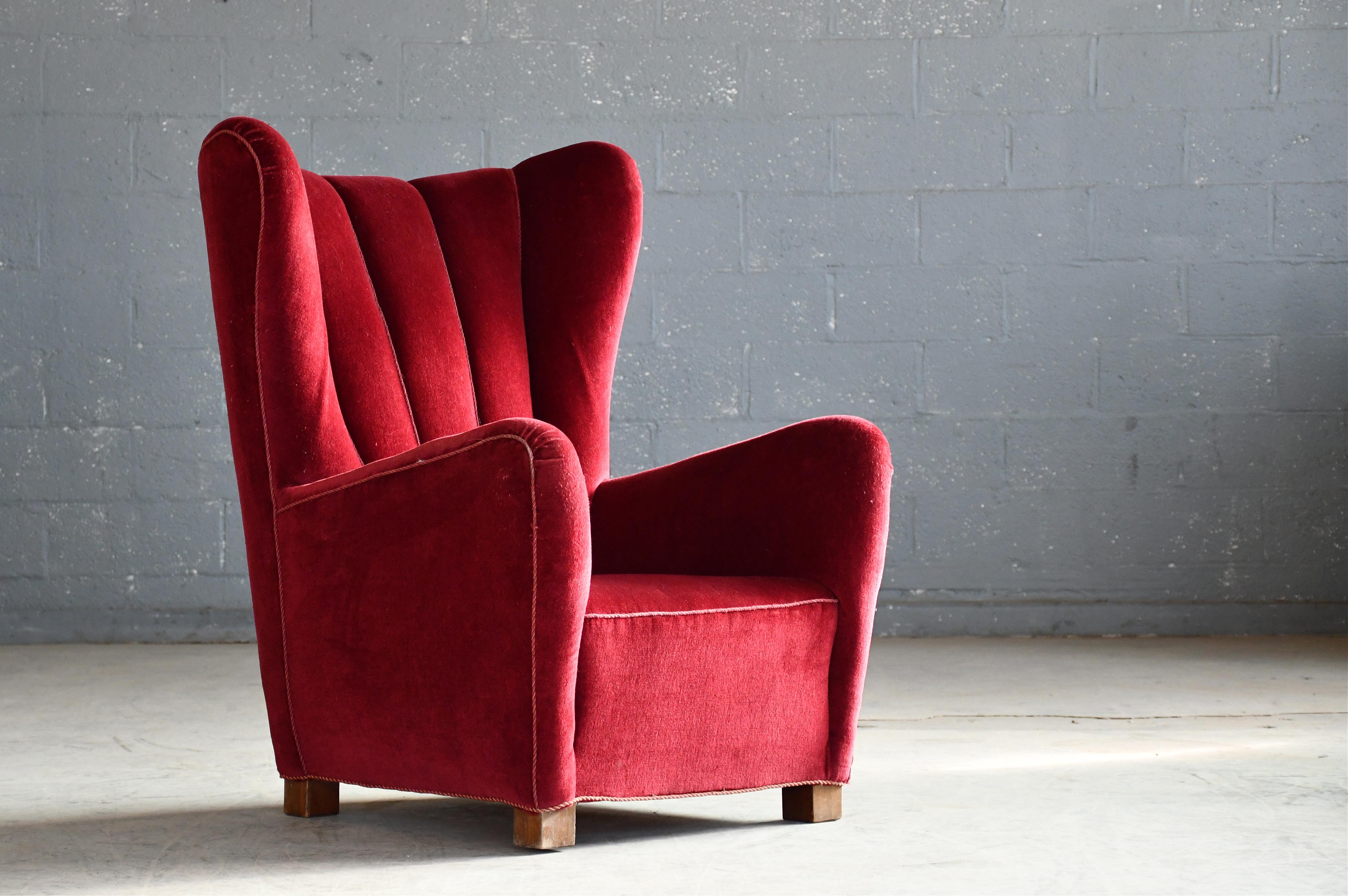 Chaise longue à haut dossier Fritz Hansen, modèle 1672, fabriquée vers 1942. La chaise modèle 1672 est apparue pour la première fois à la page 12 du catalogue 1942 de Fritz Hansen. Cette chaise est devenue l'une des chaises à dossier haut les plus