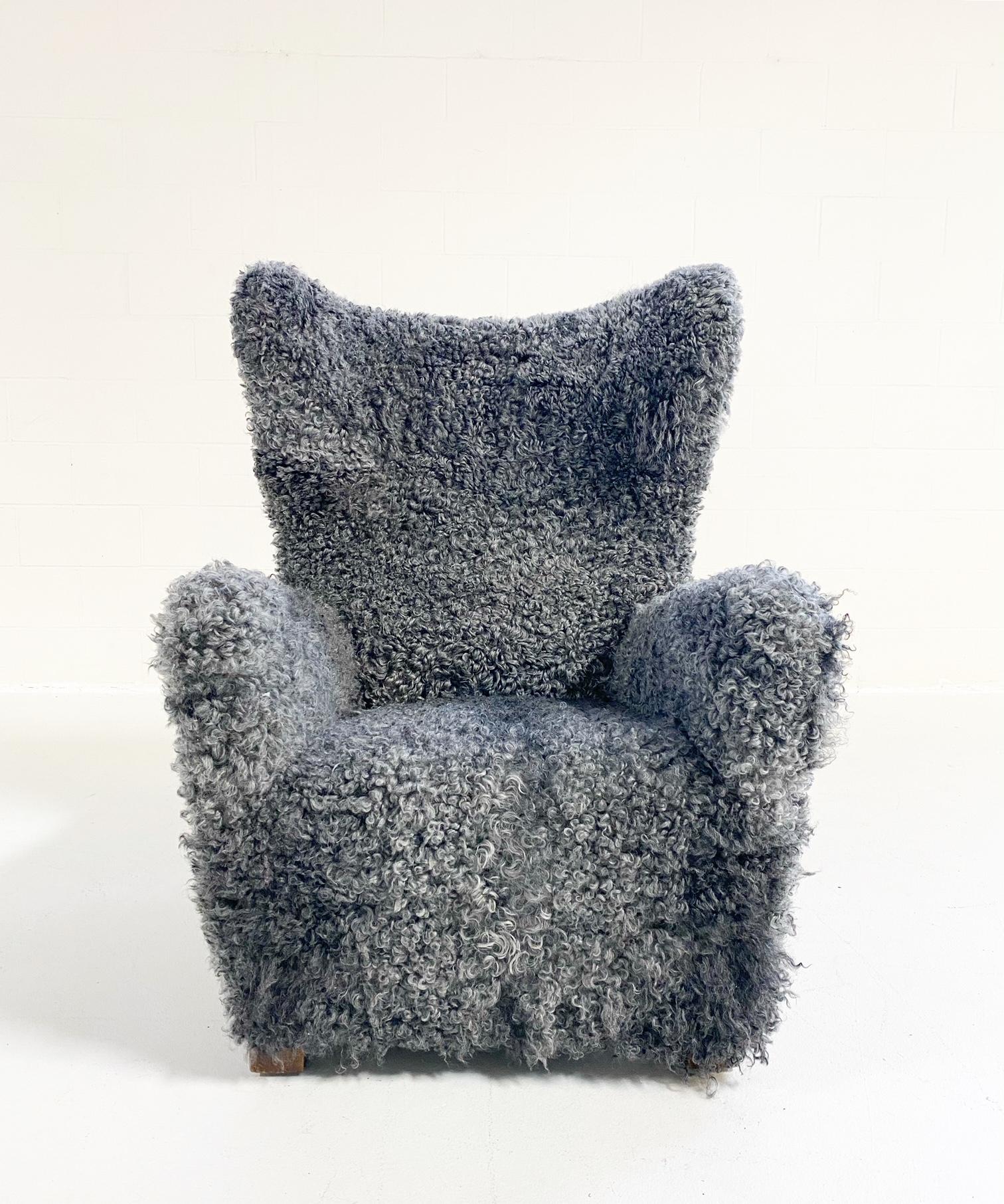 Description
We love a vintage Fritz Hansen wingback. All oversized and deep for ultra-comfortable lounging. This model 1672 chair, made in Denmark during the 1940s, was overhauled and completely restored in beautifully cozy Gotland sheepskin. Now,