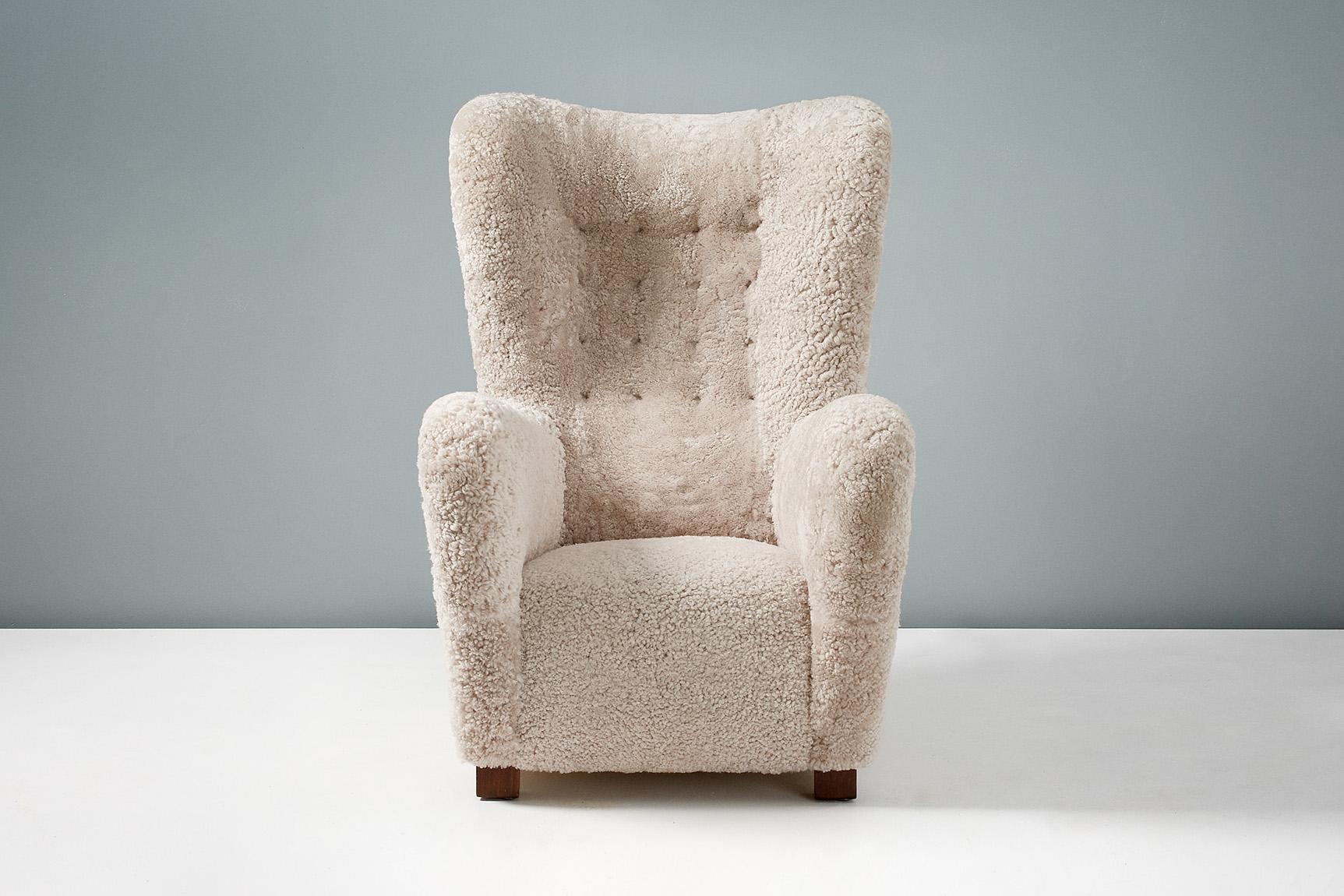 Chaise à oreilles Fritz Hansen, modèle 1672

Un grand fauteuil à oreilles produit au Danemark dans les années 1940 par les fabricants Fritz Hansen. Les pieds carrés en hêtre ont été teintés et huilés et la chaise a été entièrement reconditionnée