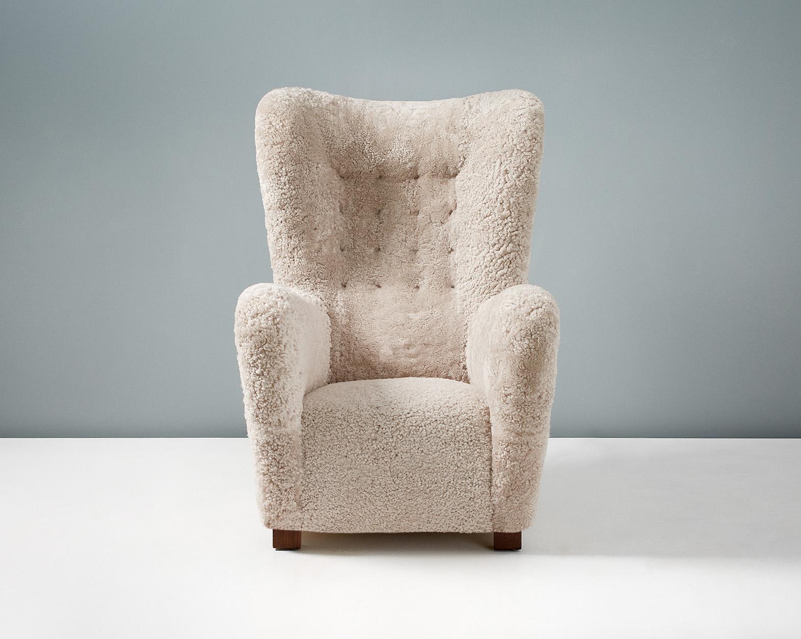 Fritz Hansen - Modell 1672 Ohrensessel

Ein großer Ohrensessel, der in den 1940er Jahren in Dänemark vom Hersteller Fritz Hansen produziert wurde. Die quadratischen Buchenholzbeine wurden gebeizt und geölt, und der Stuhl wurde von unserem