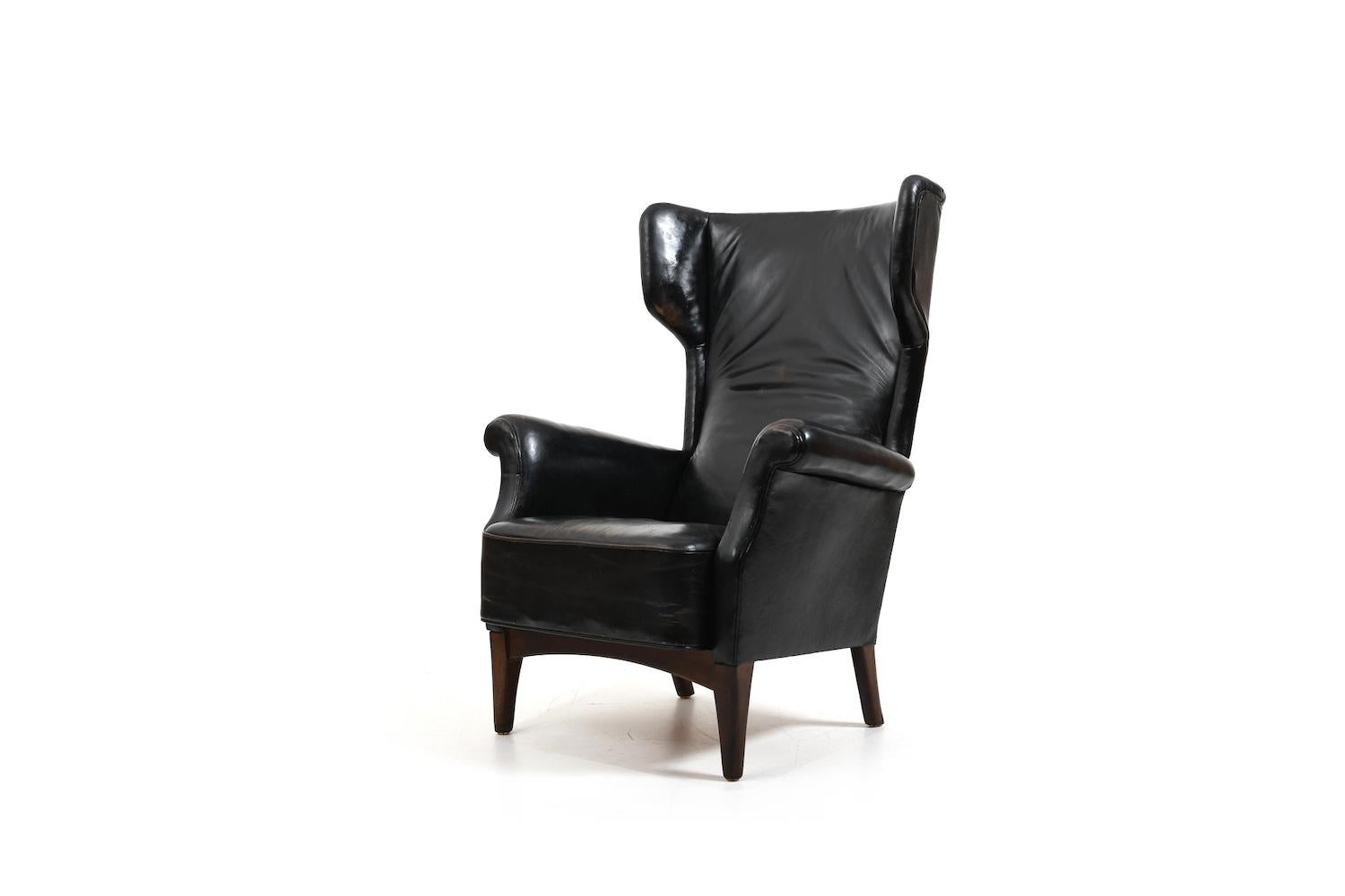Fritz Hansen, model 8023 wingback lounge chair. Original patinated black leather For Sale 3