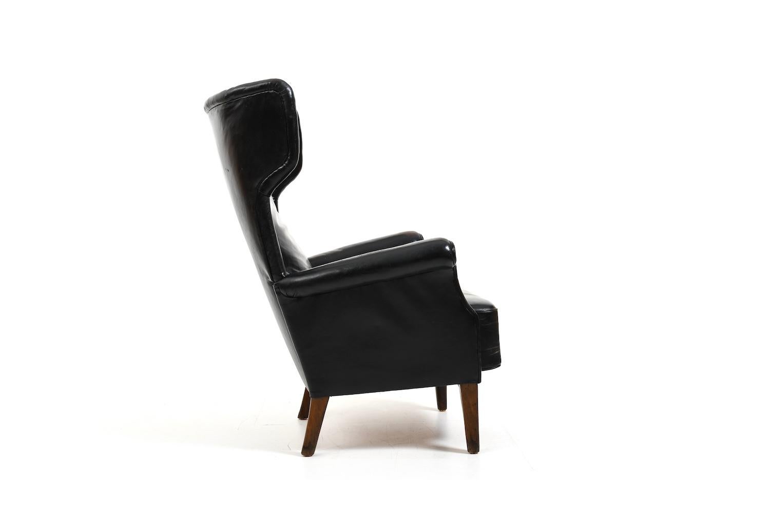 Scandinavian Modern Fritz Hansen, model 8023 wingback lounge chair. Original patinated black leather For Sale