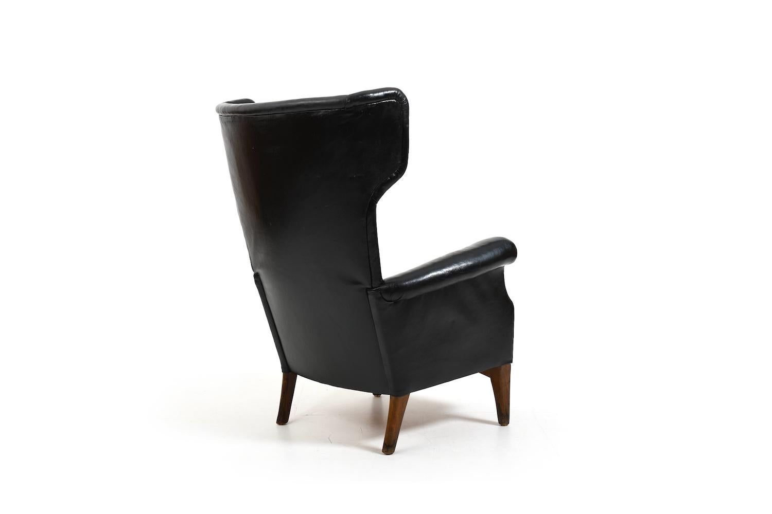 Danish Fritz Hansen, model 8023 wingback lounge chair. Original patinated black leather For Sale