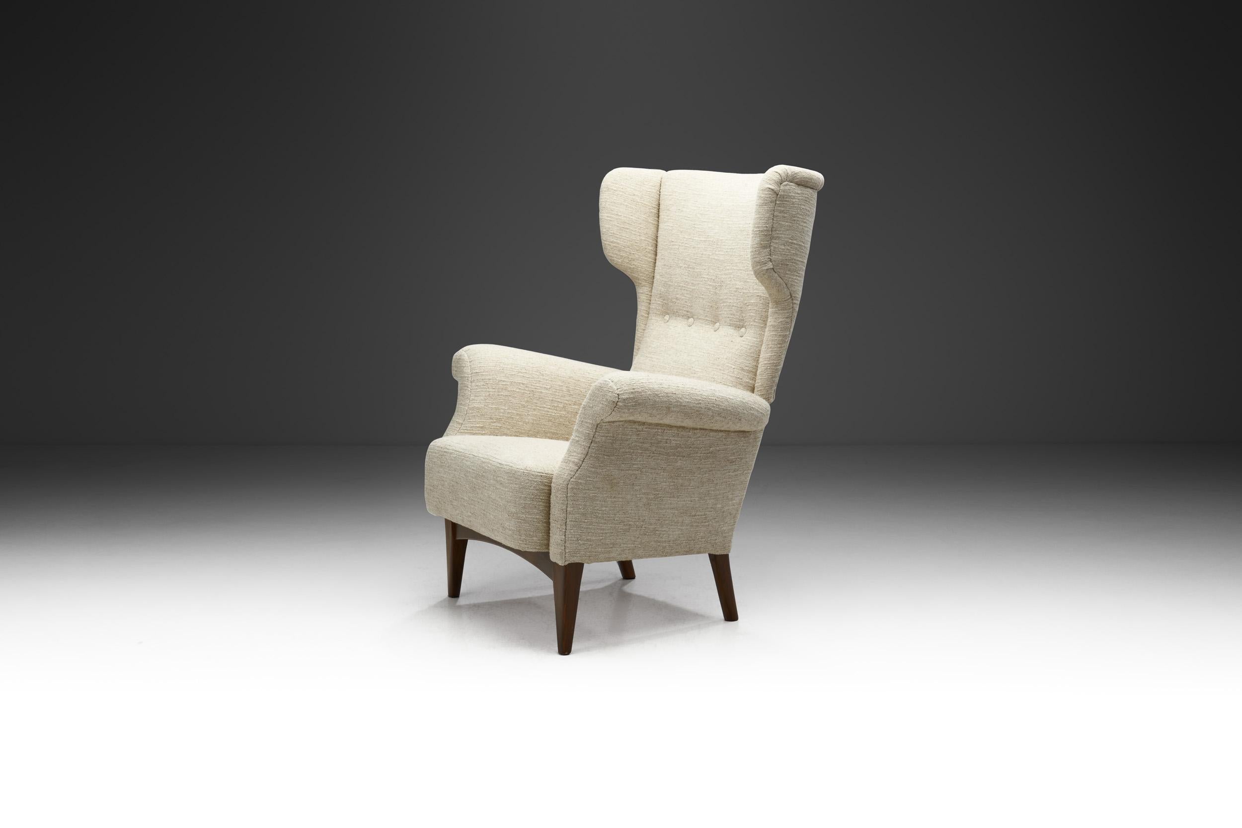 Dans toute la Scandinavie, il existe une longue tradition de fierté artisanale, notamment au Danemark et chez l'un de ses fabricants de meubles les plus réputés, Fritz Hansen. Ce magnifique fauteuil à oreilles est un porte-drapeau exceptionnel du