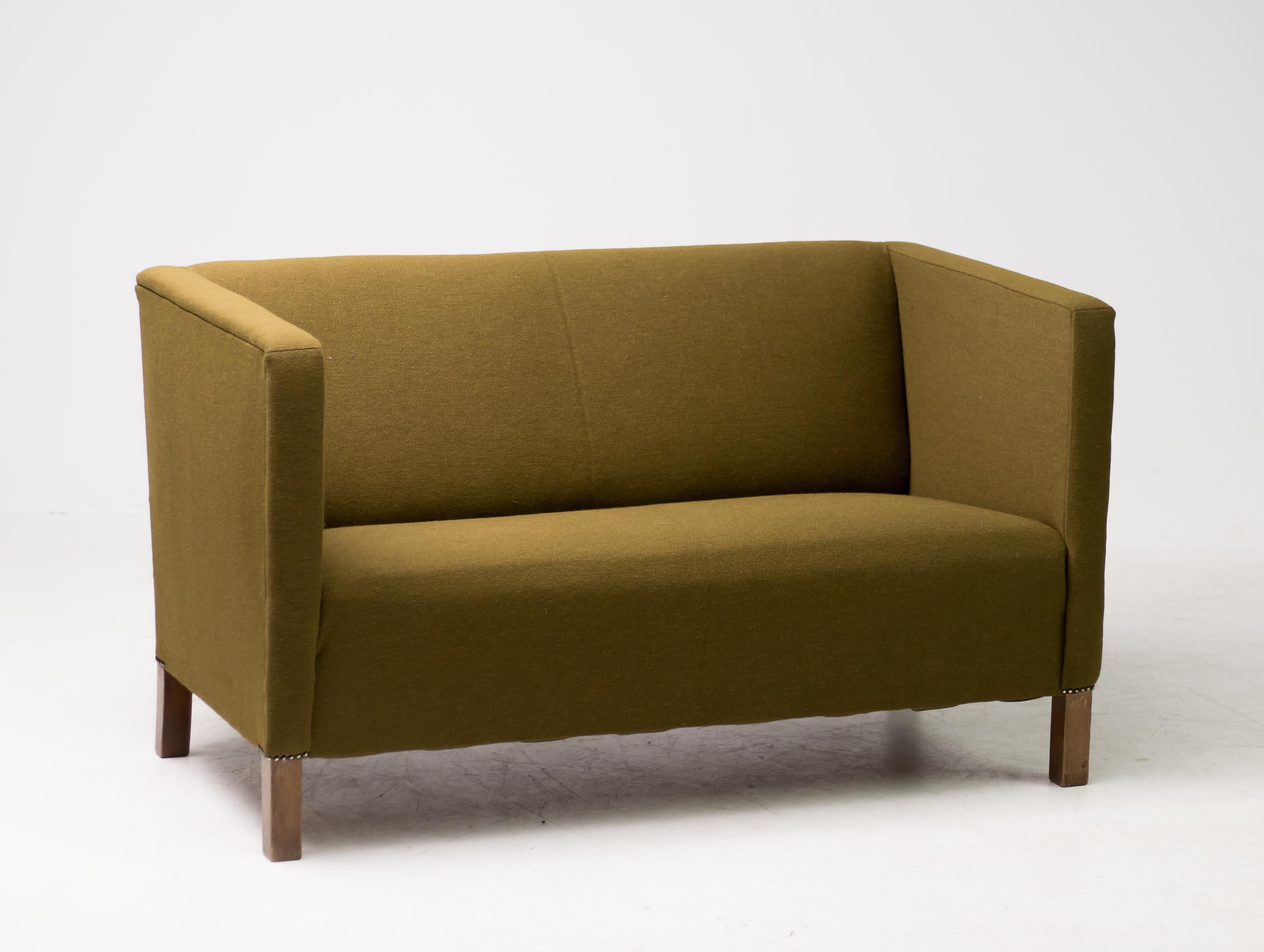 Danish modern sofa, manufactured circa 1942 by Fritz Hansen. 
Classic construction with a beech frame, coil springs and horsehair.
Recently reupholstered in a beautiful new old stock moss green wool.

Literature: Fritz Hansen catalogue 4202 from