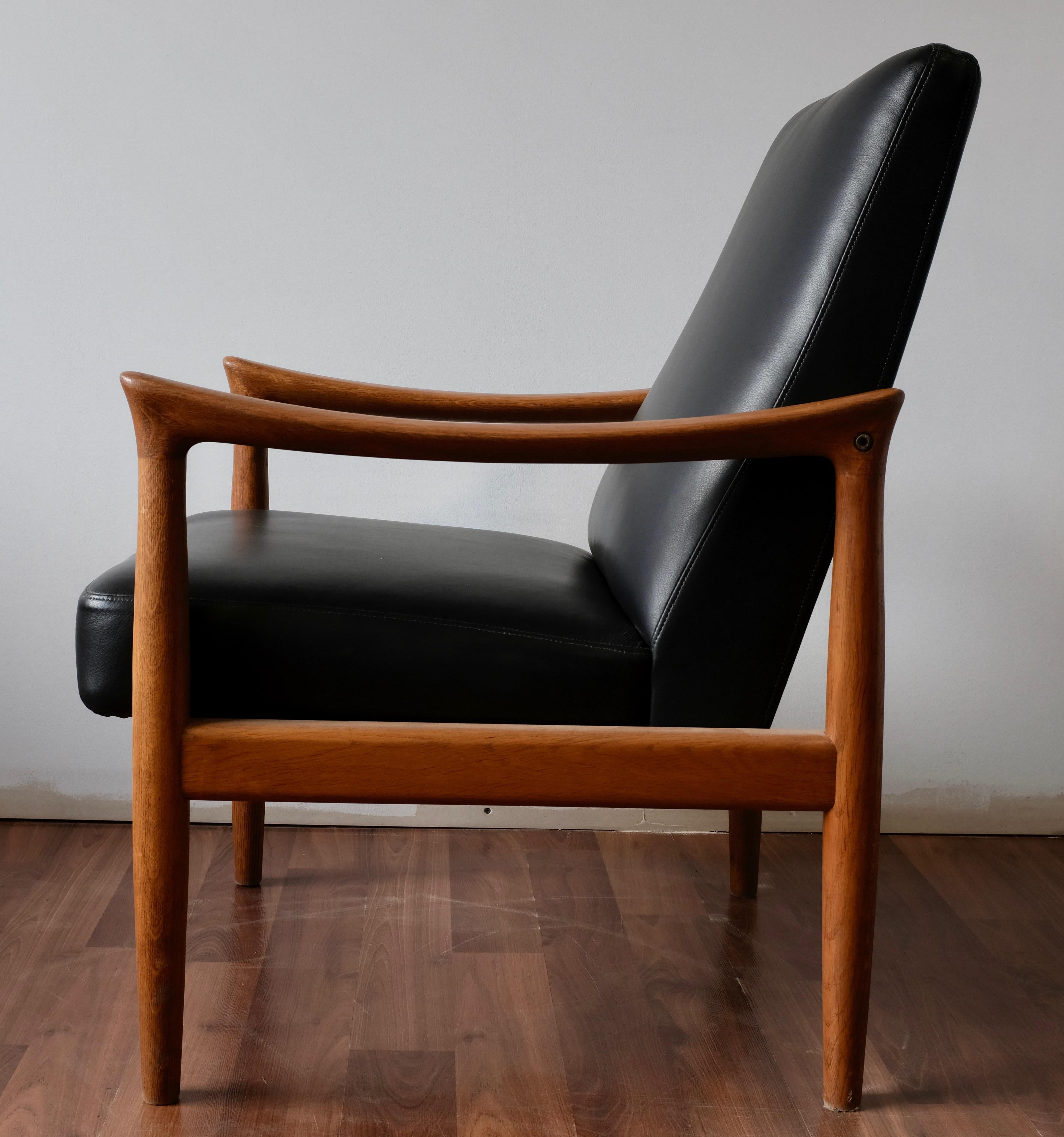 Fritz Hansen Oak Armchair with Black Leather In Excellent Condition In Ottawa, ON