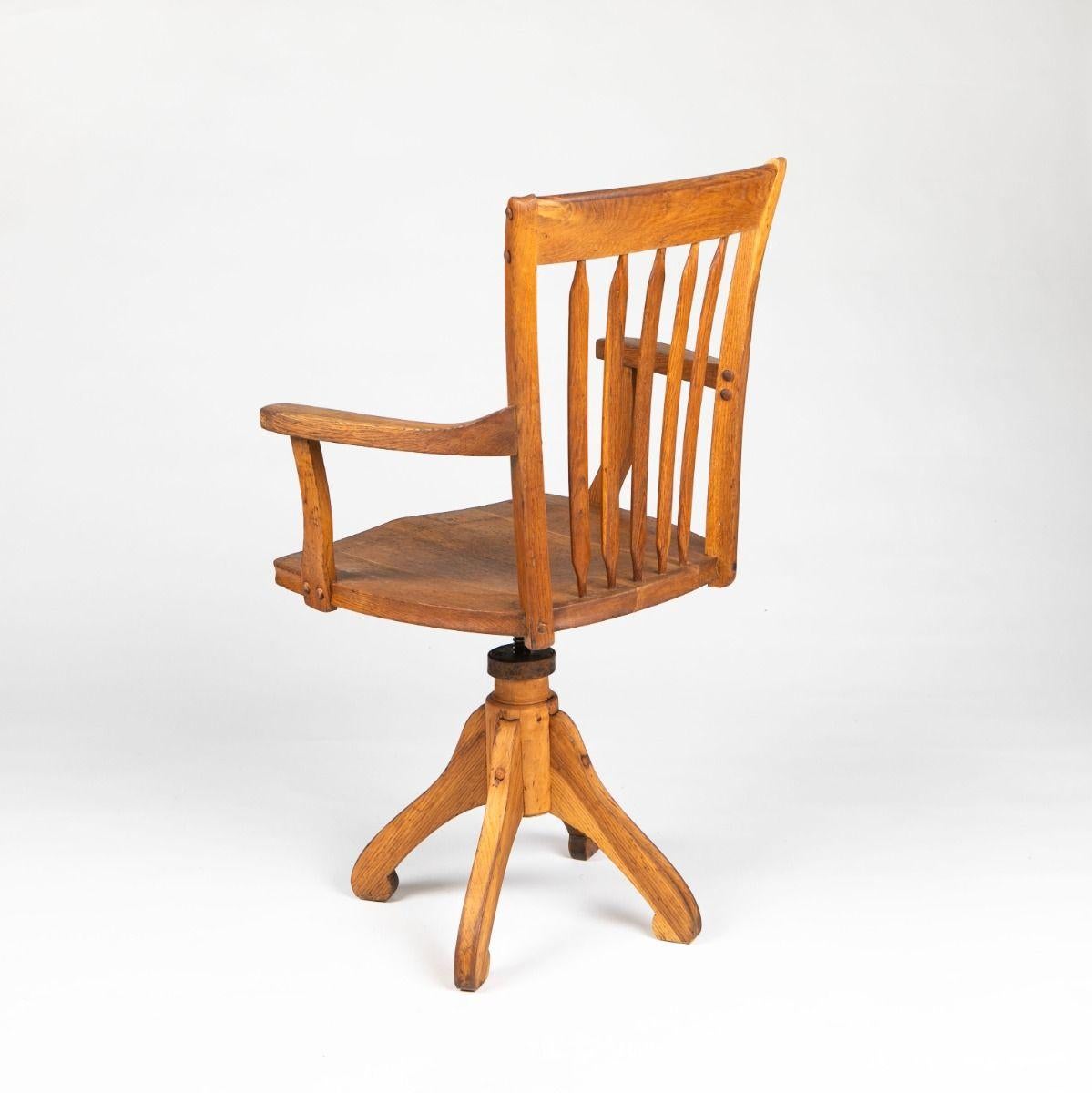 Eleganter Bürodrehstuhl von Fritz Hansen, um 1920 aus Eiche gefertigt.
Das Design zeichnet sich durch integrierte Armlehnen, einen höhenverstellbaren Sitz auf einem vierbeinigen Untergestell und eine formschöne Rückenlehne mit Lattenrost