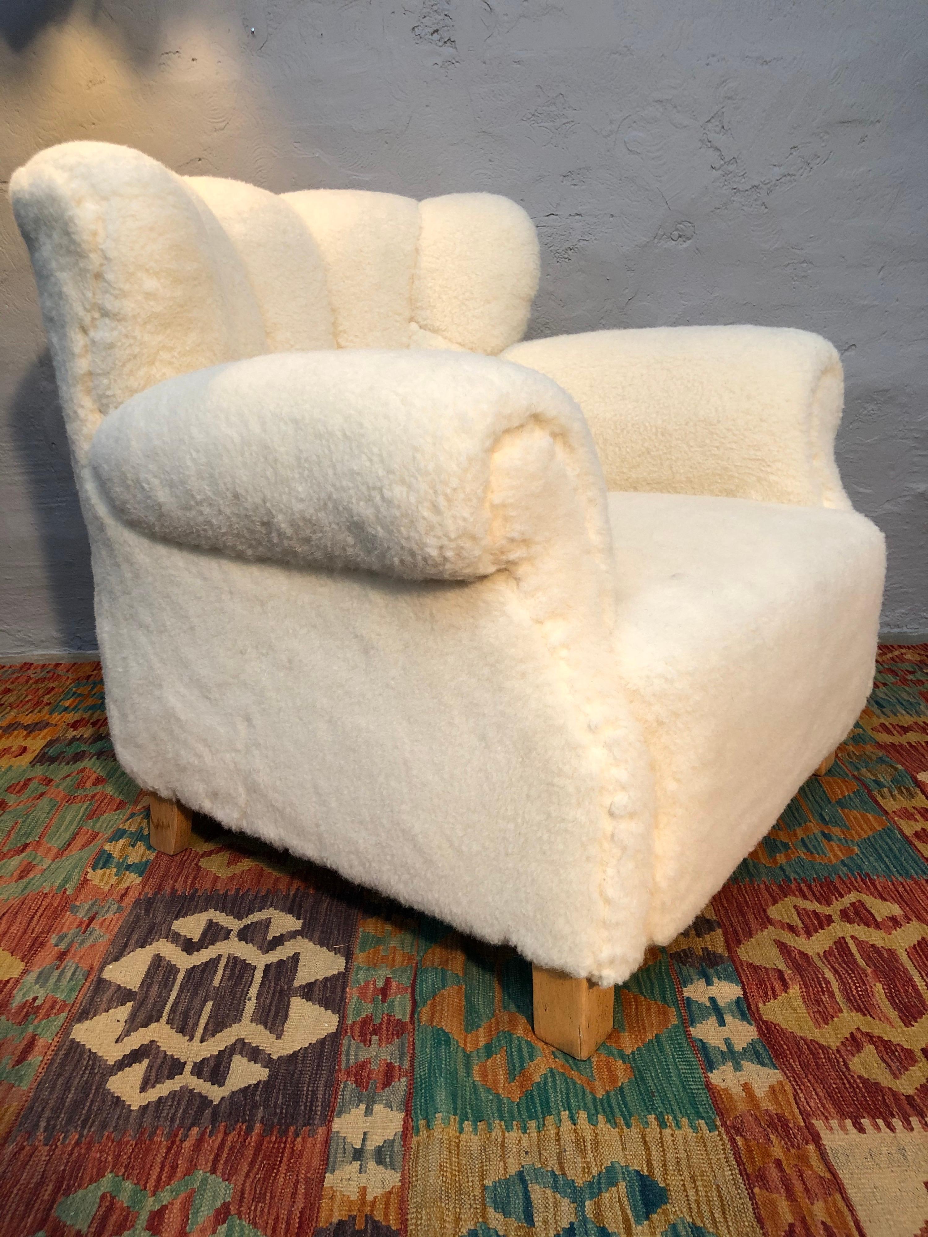 Fritz Hansen of Denmark Lounge Chair Model 1518b from the 1940s in Lambs Wool For Sale 1