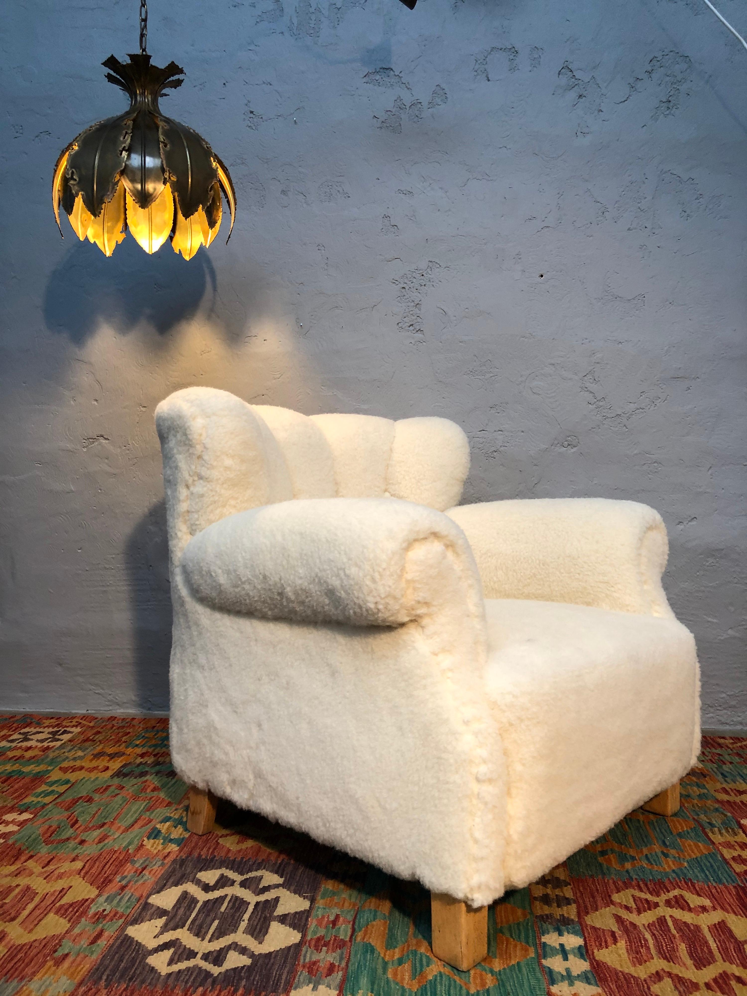 Fritz Hansen of Denmark Lounge Chair Model 1518b from the 1940s in Lambs Wool For Sale 2