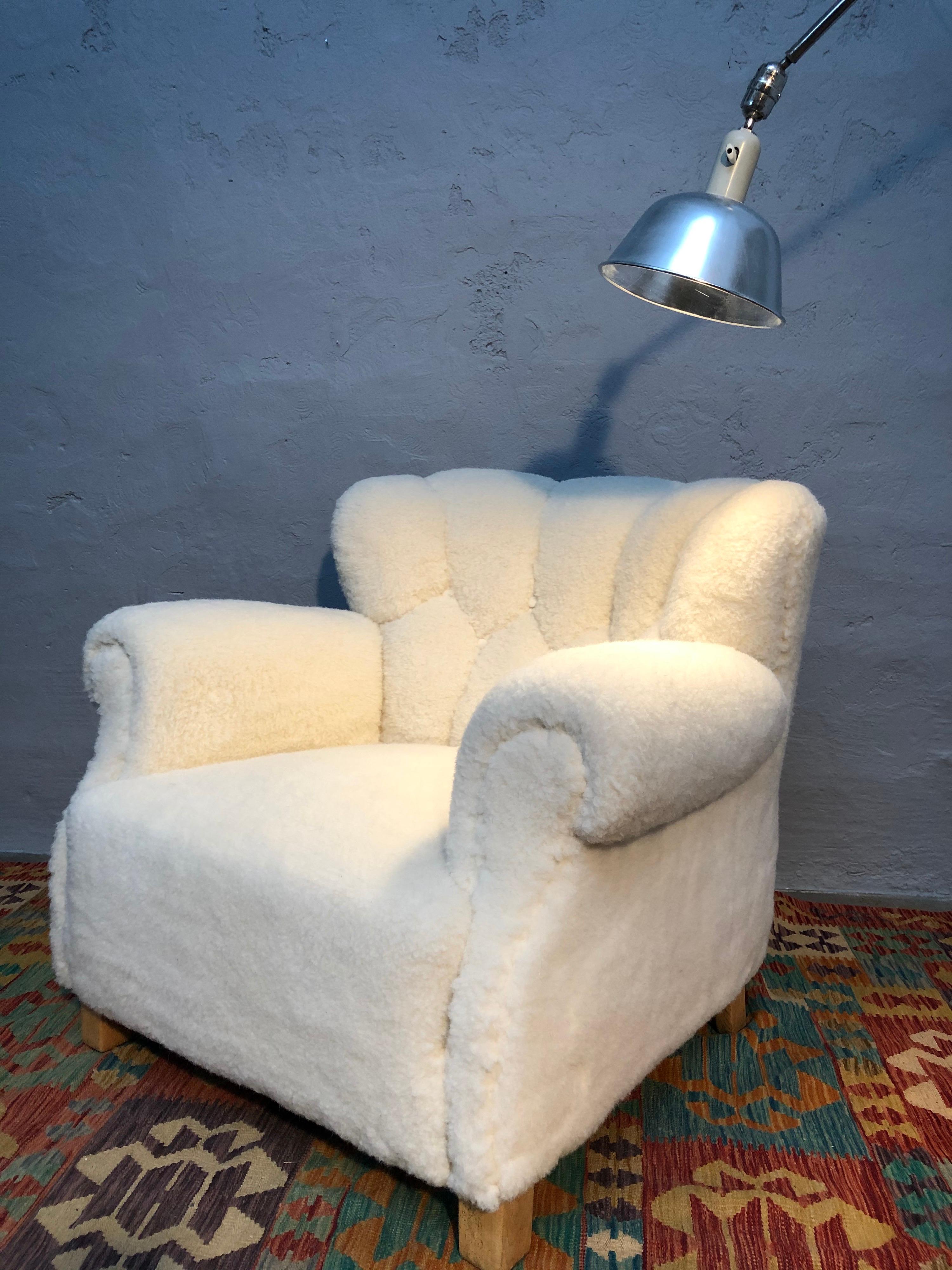 Fritz Hansen of Denmark Lounge Chair Model 1518b from the 1940s in Lambs Wool For Sale 3