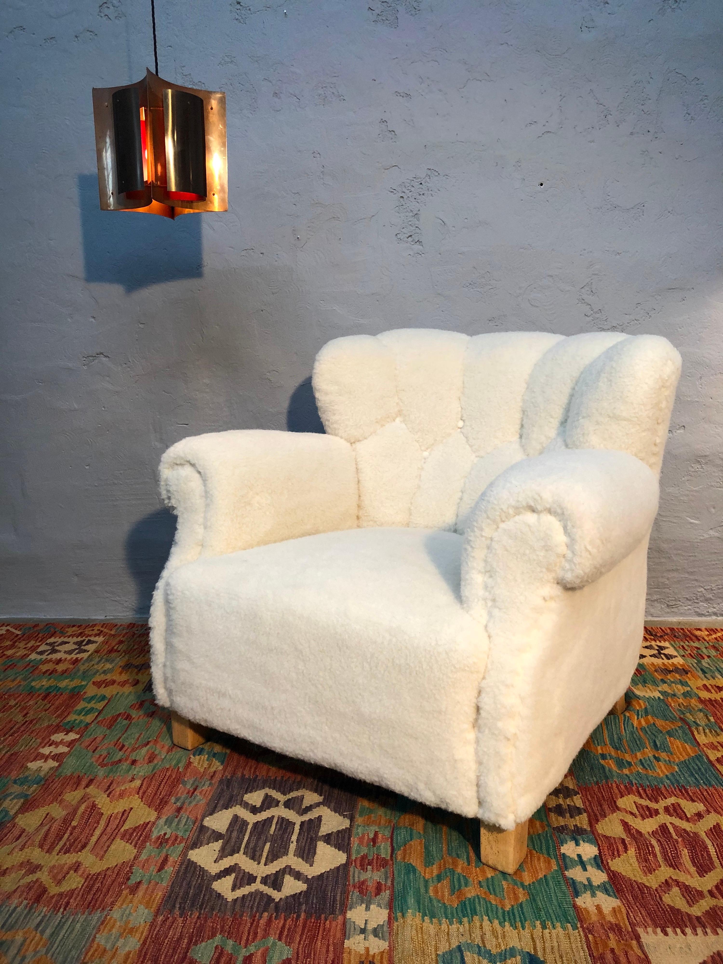 Fritz Hansen of Denmark Lounge Chair Model 1518b from the 1940s in Lambs Wool For Sale 4