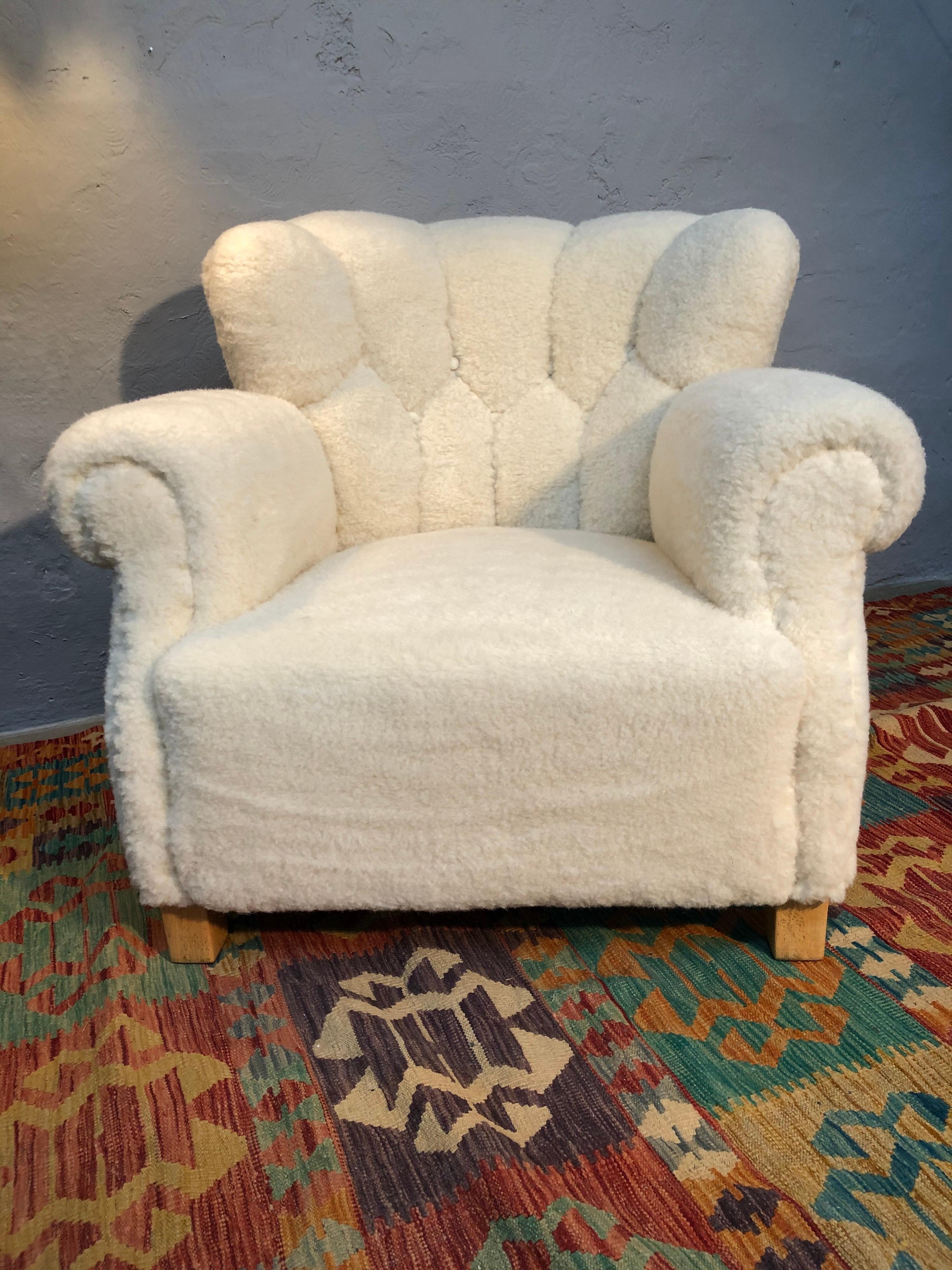 Fritz Hansen of Denmark Lounge Chair Model 1518b from the 1940s in Lambs Wool For Sale 5