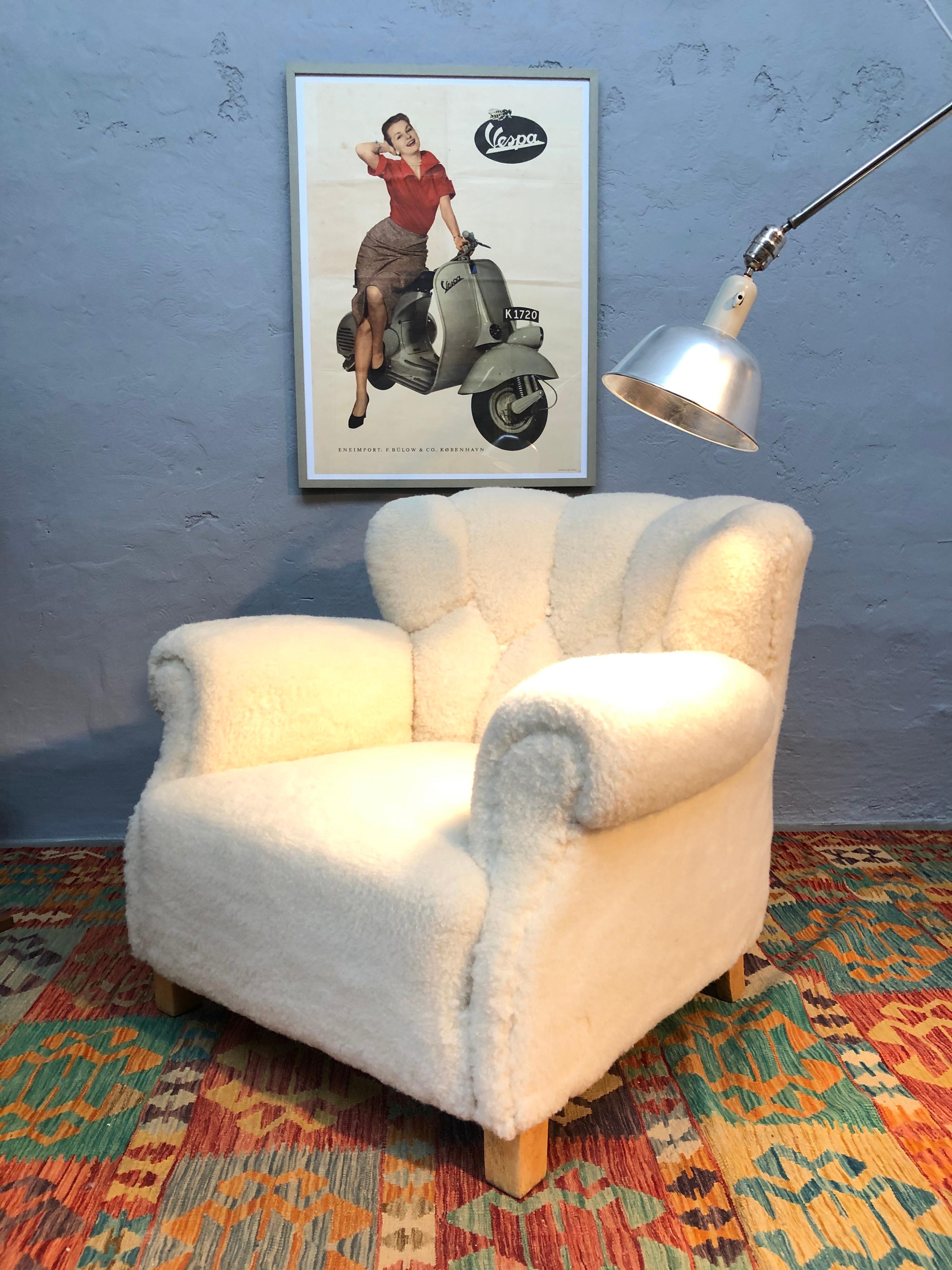 Fritz Hansen of Denmark Lounge Chair Model 1518b from the 1940s in Lambs Wool For Sale 6