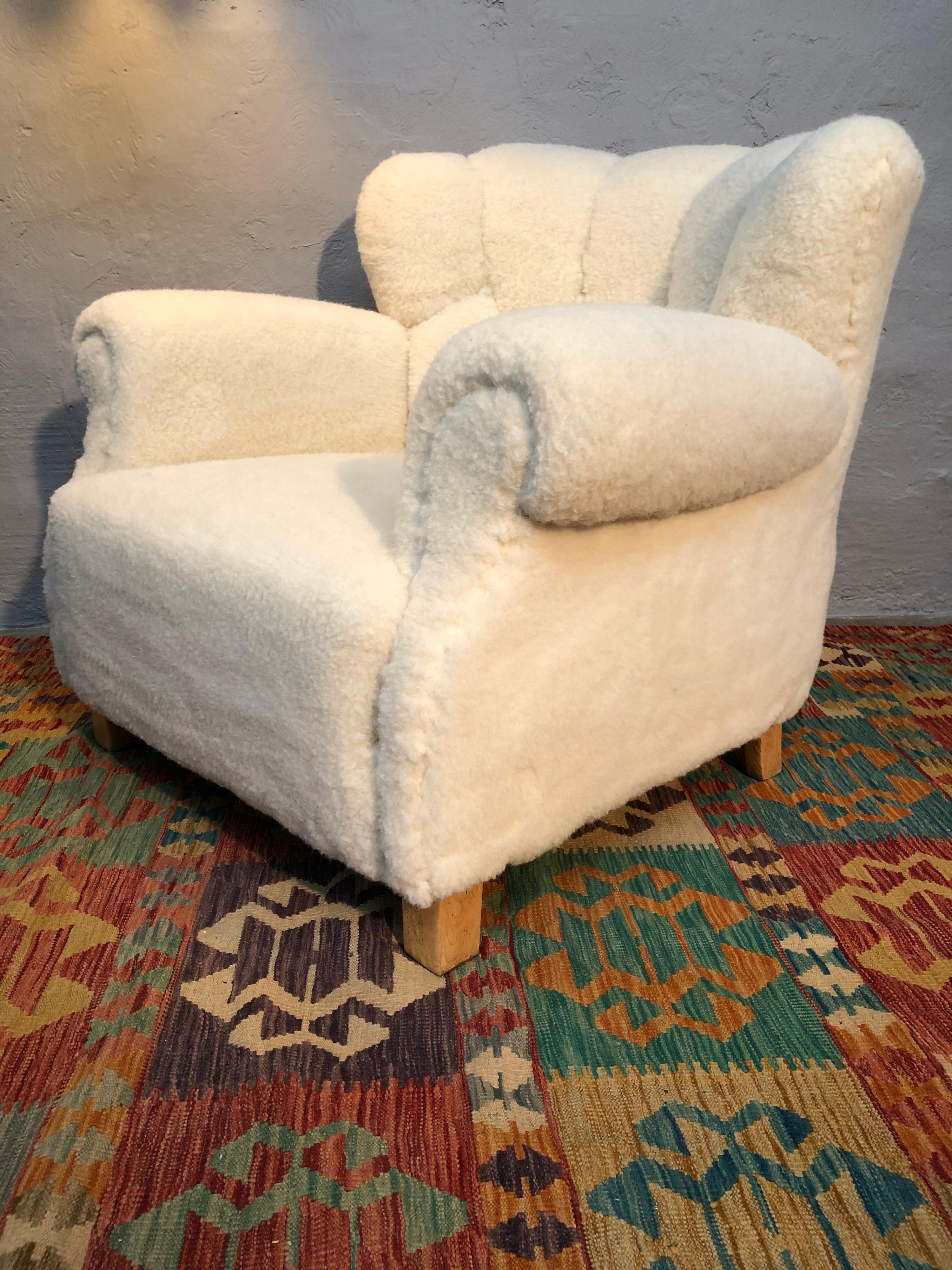 Classic Fritz Hansen lounge chair model 1518B in lamps wool from the 1940s. 
Recently reupholstered in Denmark in a beautiful white lamps wool skin. 
Stunning piece of furniture from a period that produced some amazing designs with great