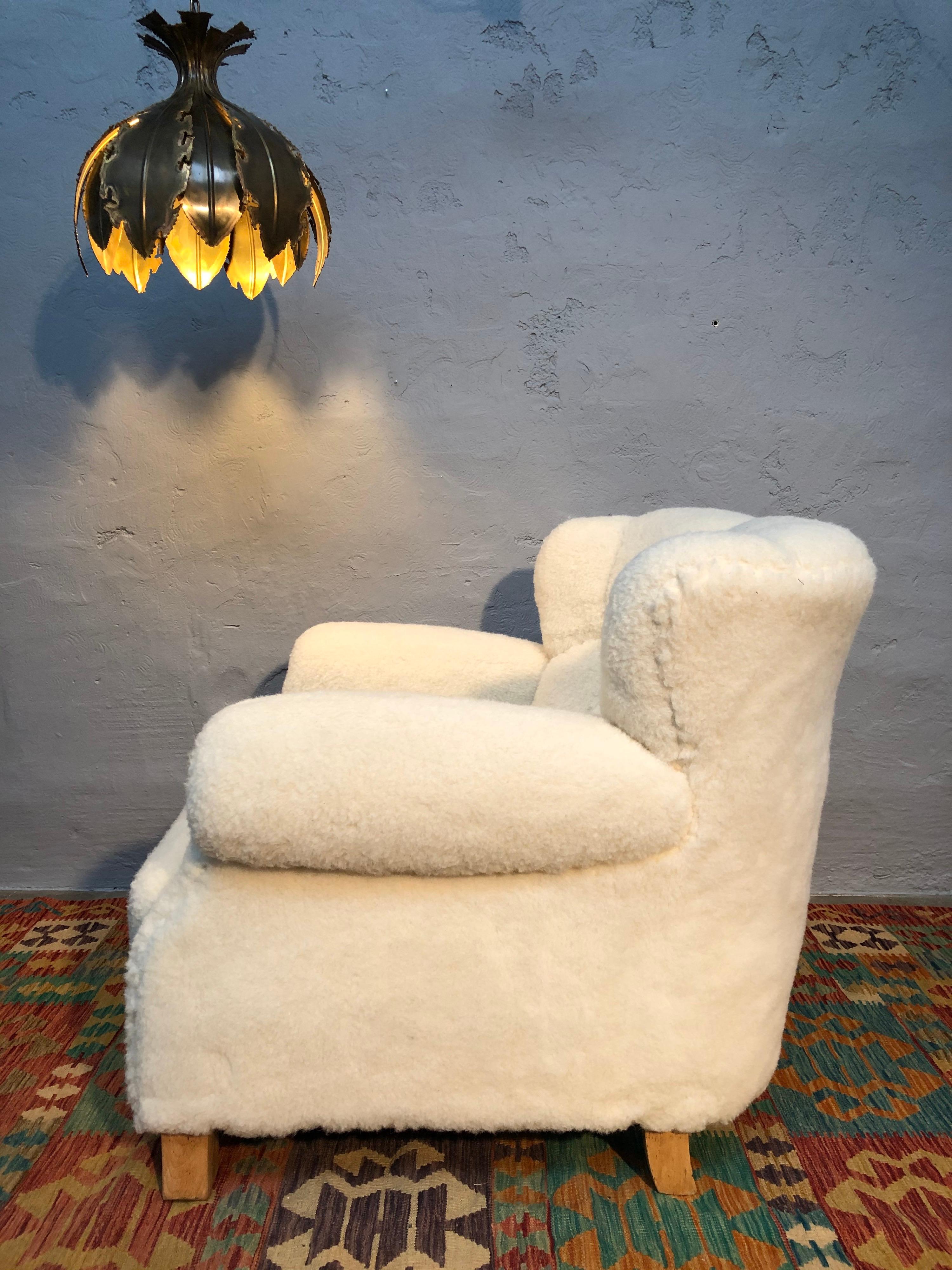 Mid-Century Modern Fritz Hansen of Denmark Lounge Chair Model 1518b from the 1940s in Lambs Wool For Sale