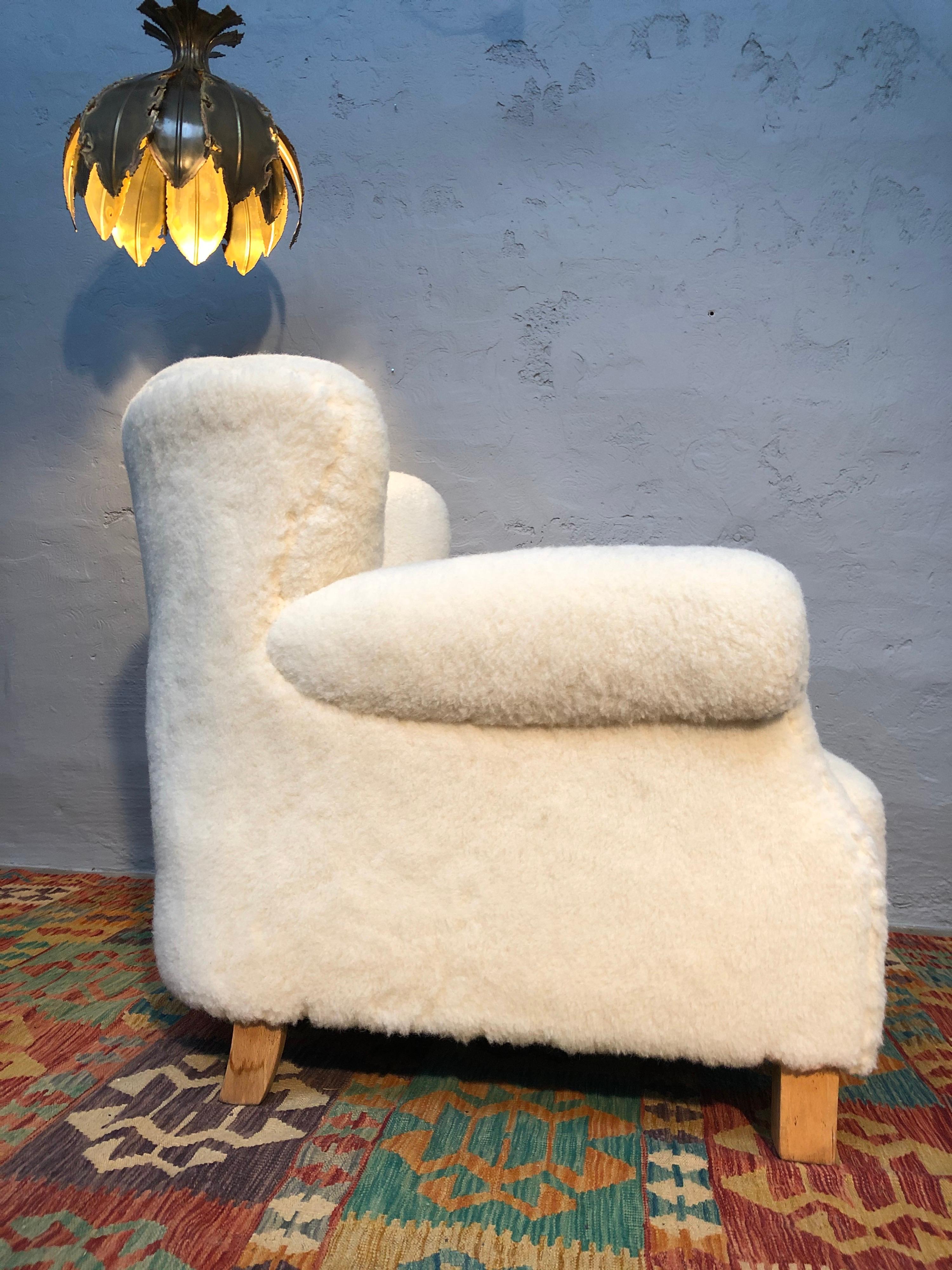 Fritz Hansen of Denmark Lounge Chair Model 1518b from the 1940s in Lambs Wool In Good Condition For Sale In Søborg, DK