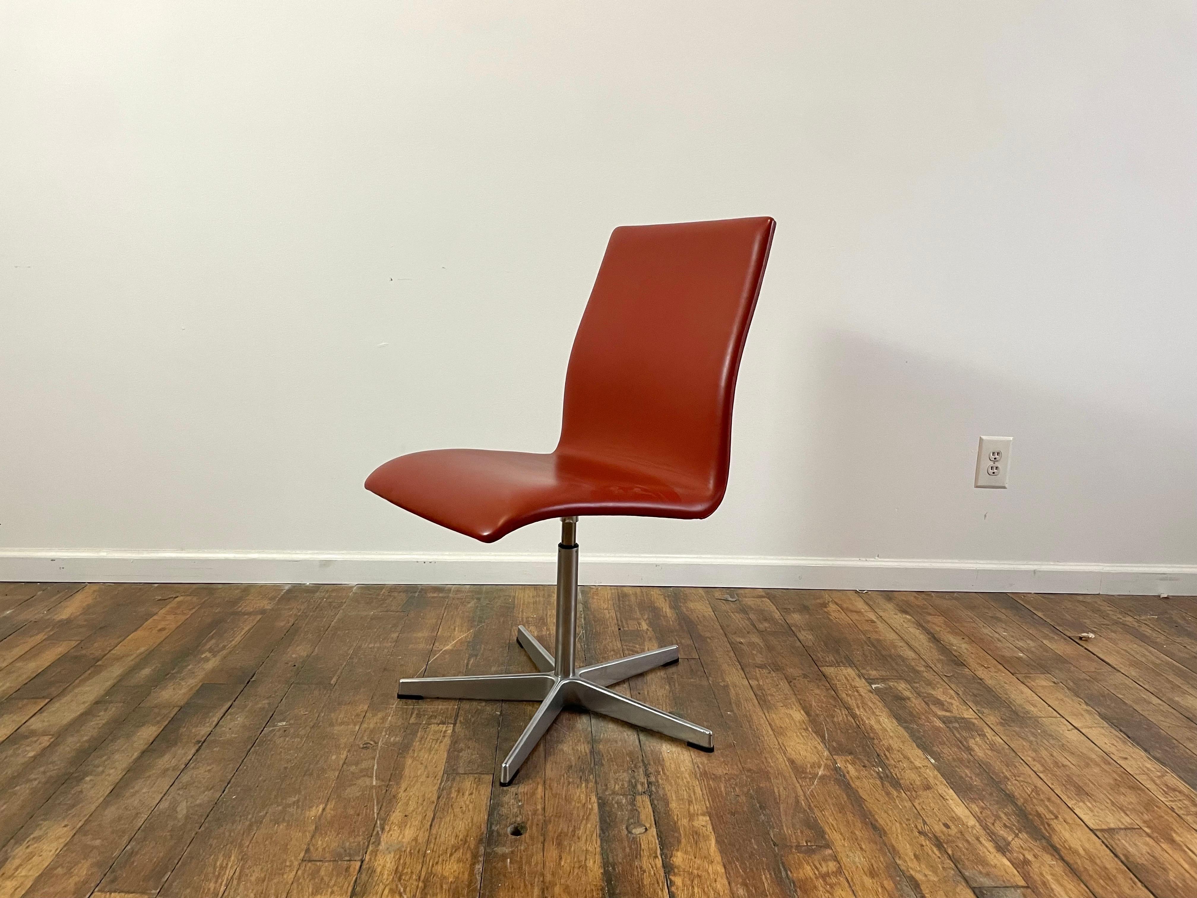 Designed by Arne Jacobsen for Oxford University. 

This is a sleek swivel chair that can be used as a desk chair. 

Only one available. 

Signed by Fritz Hansen. 