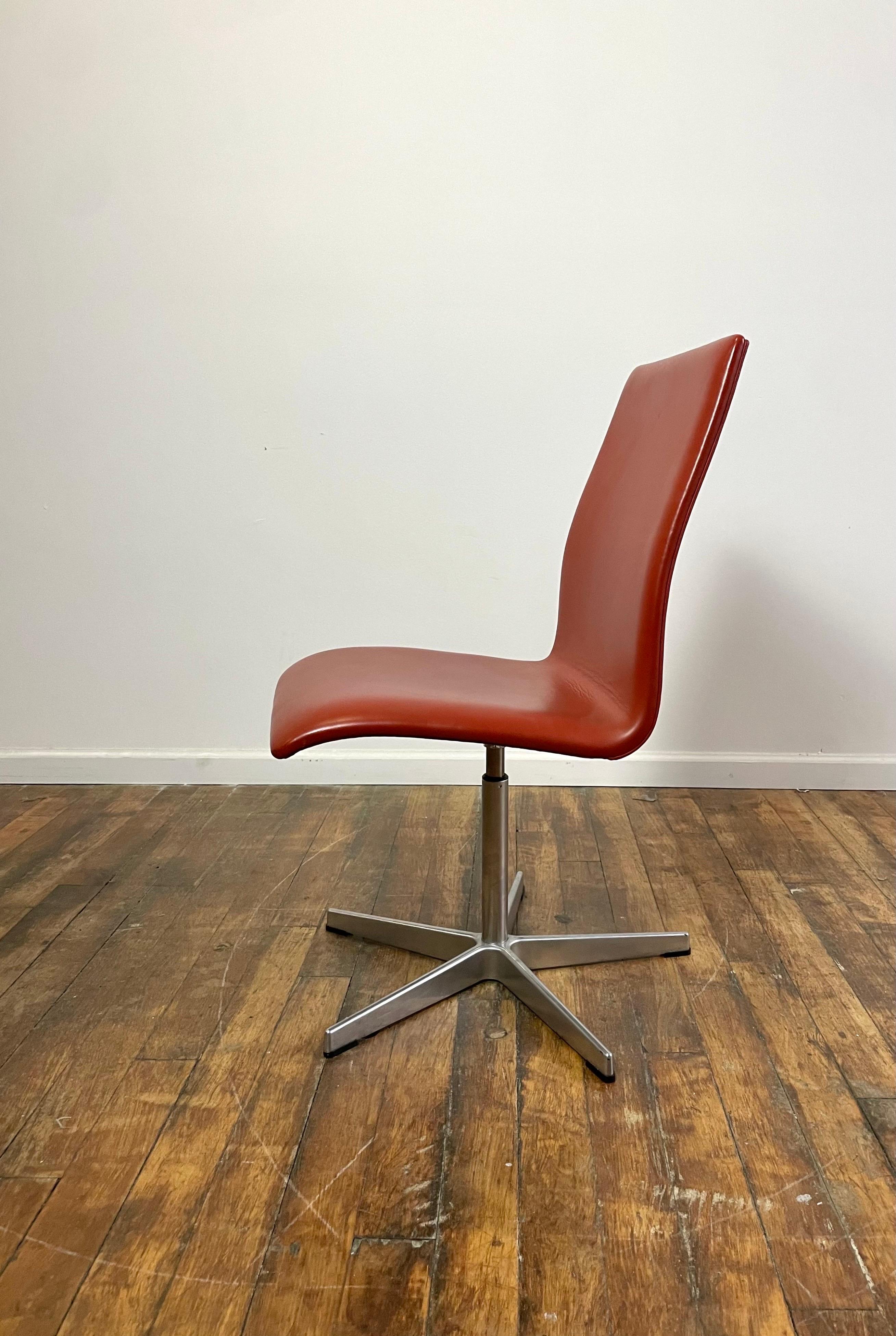 Fritz Hansen Oxford-Stuhl aus Rubinrotem Leder (Moderne) im Angebot