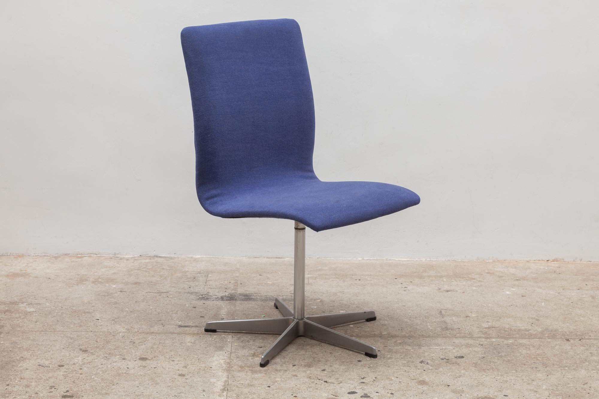 Oxford low back desk chair by Arne Jacobsen for Fritz Hansen. Designed in 1963 for the professors of St. Catherine’s College in Oxford. Blue upholstery in good condition. Metal star foot base with rubber caps. Swivels. Dimensions 47W x 89H x 46D cm