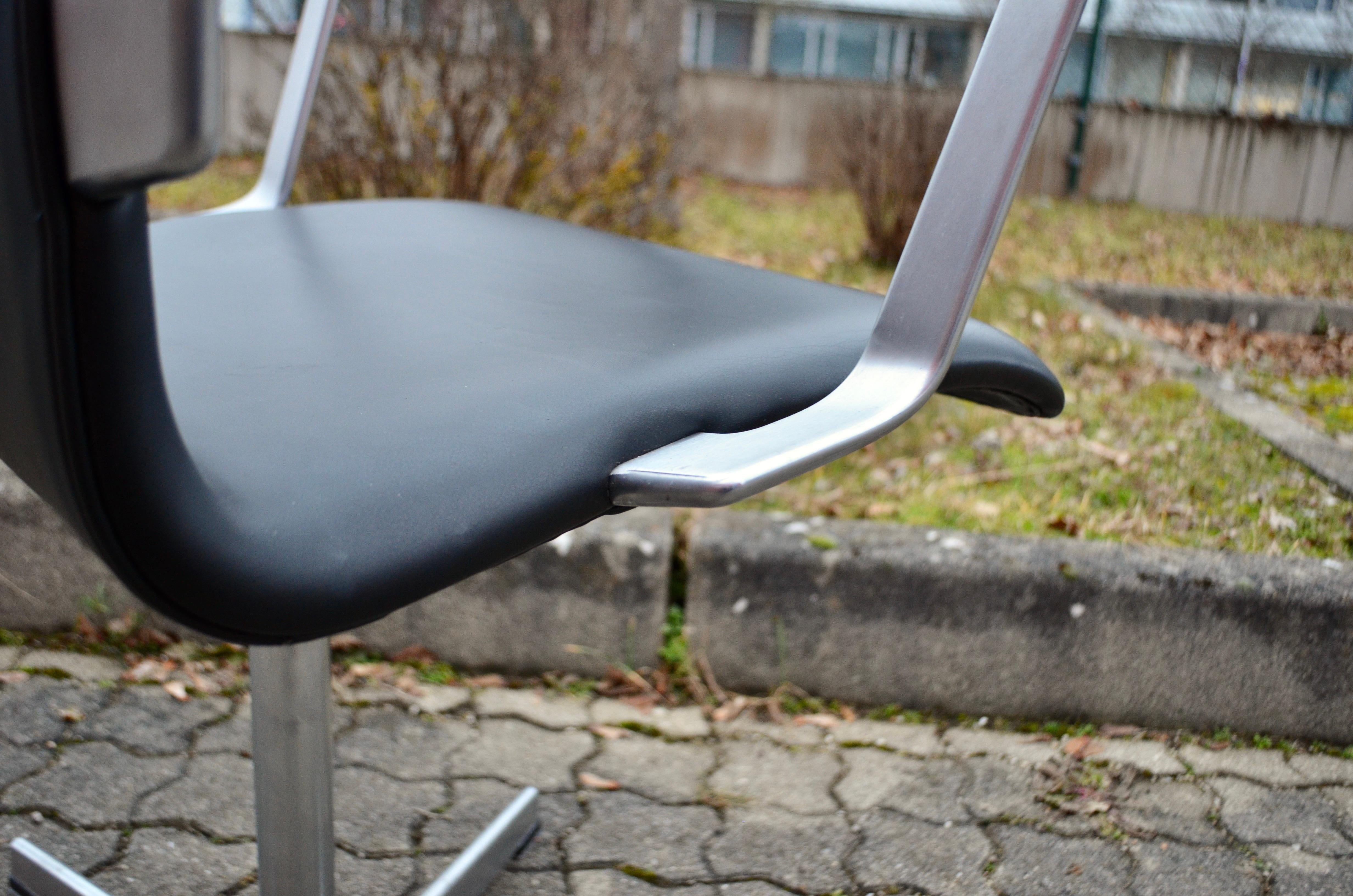 Fritz Hansen Oxford  Sedia girevole in pelle nera di Arne Jacobsen in vendita 8