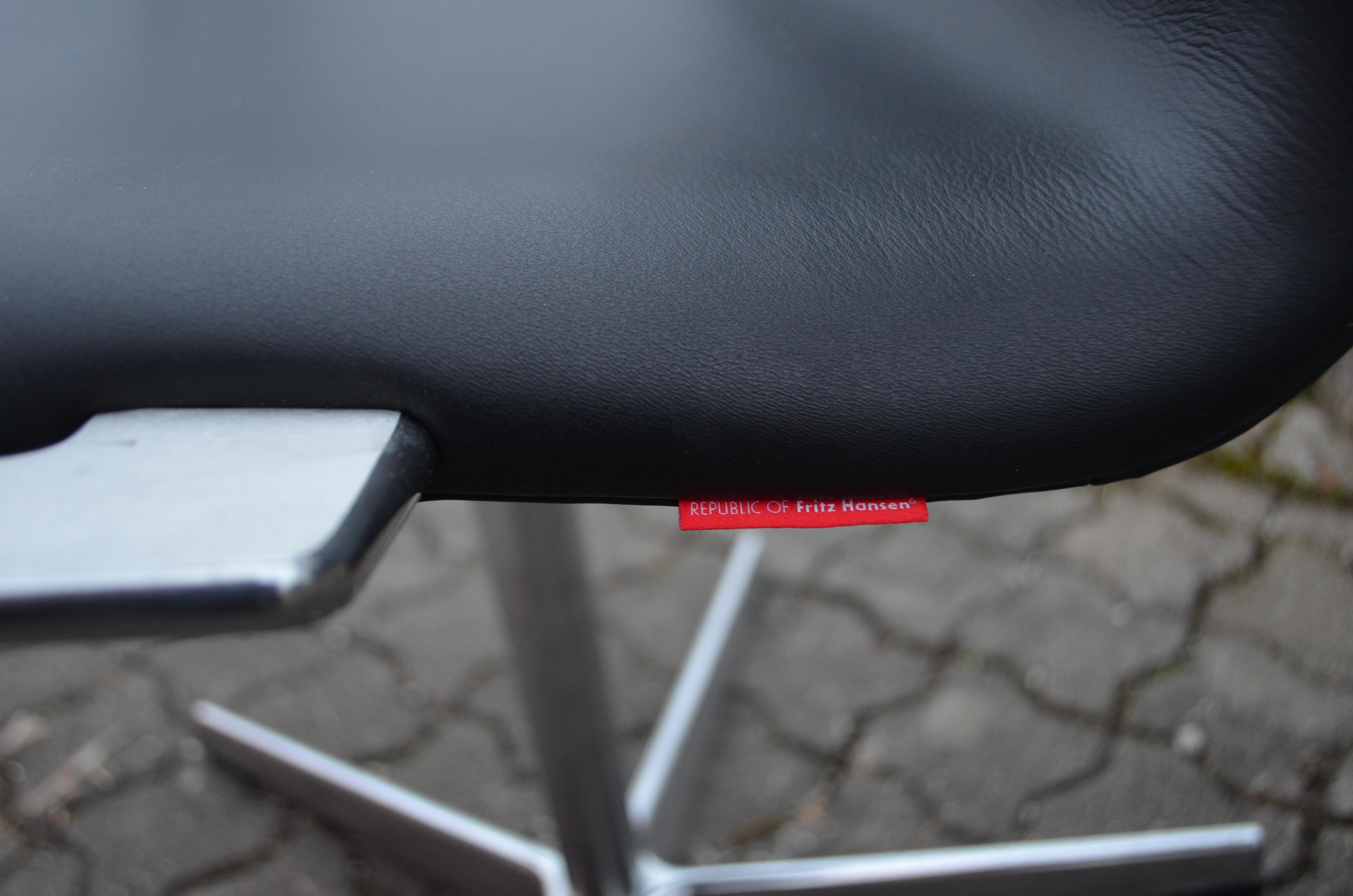 Fritz Hansen Oxford  Sedia girevole in pelle nera di Arne Jacobsen in vendita 9