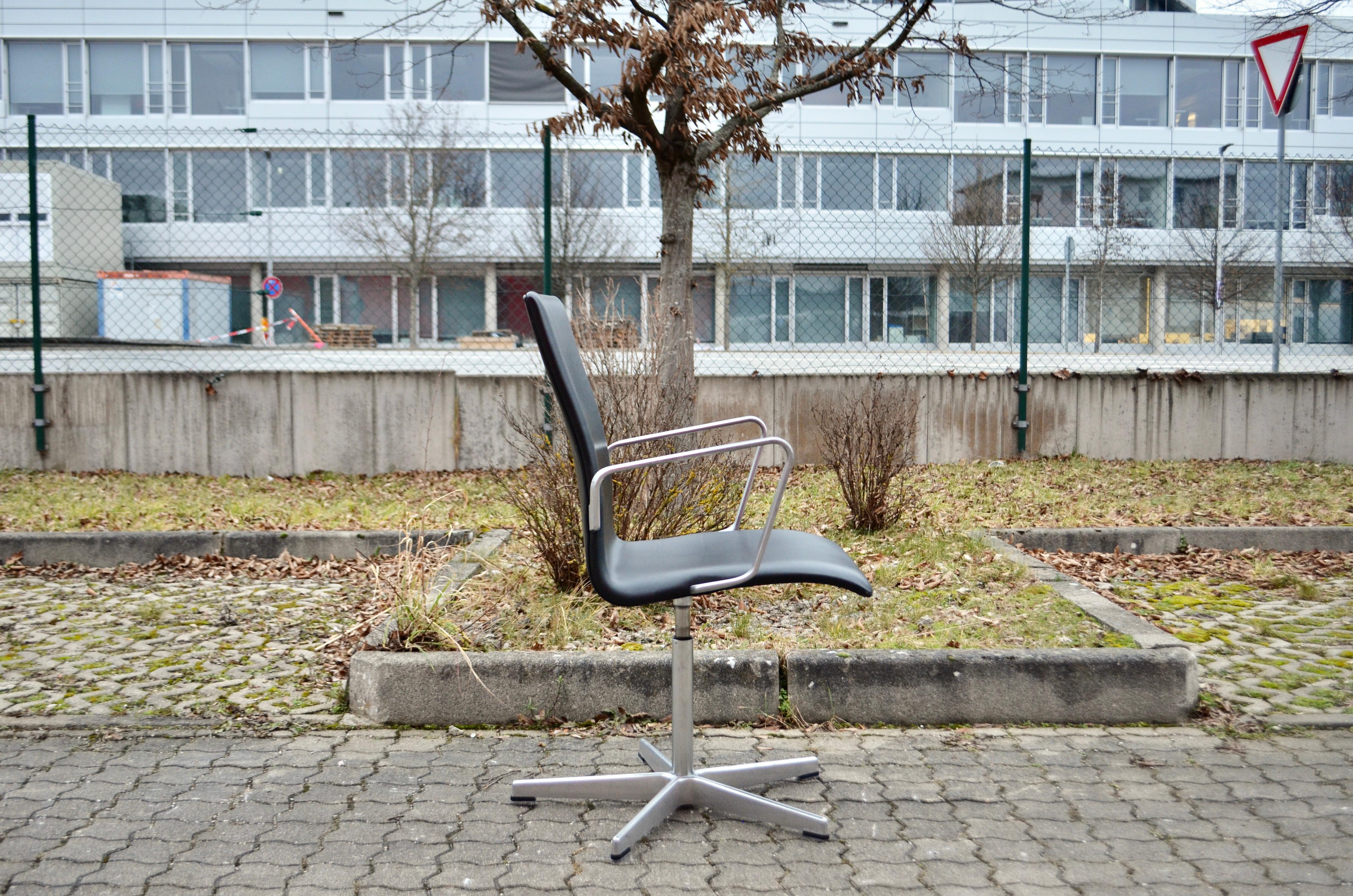 Fritz Hansen Oxford  Sedia girevole in pelle nera di Arne Jacobsen in vendita 12