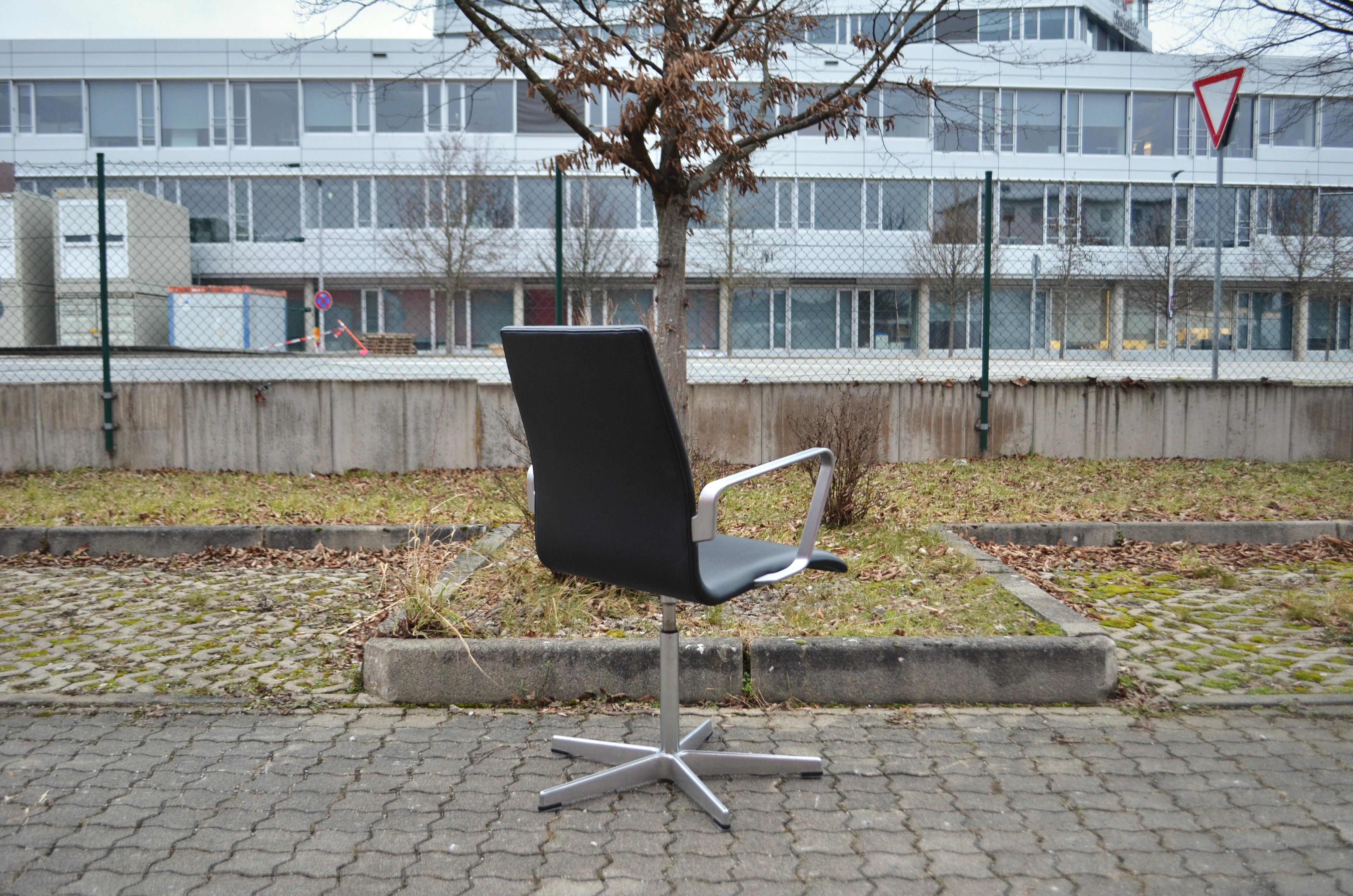 Fritz Hansen Oxford  Sedia girevole in pelle nera di Arne Jacobsen in vendita 13