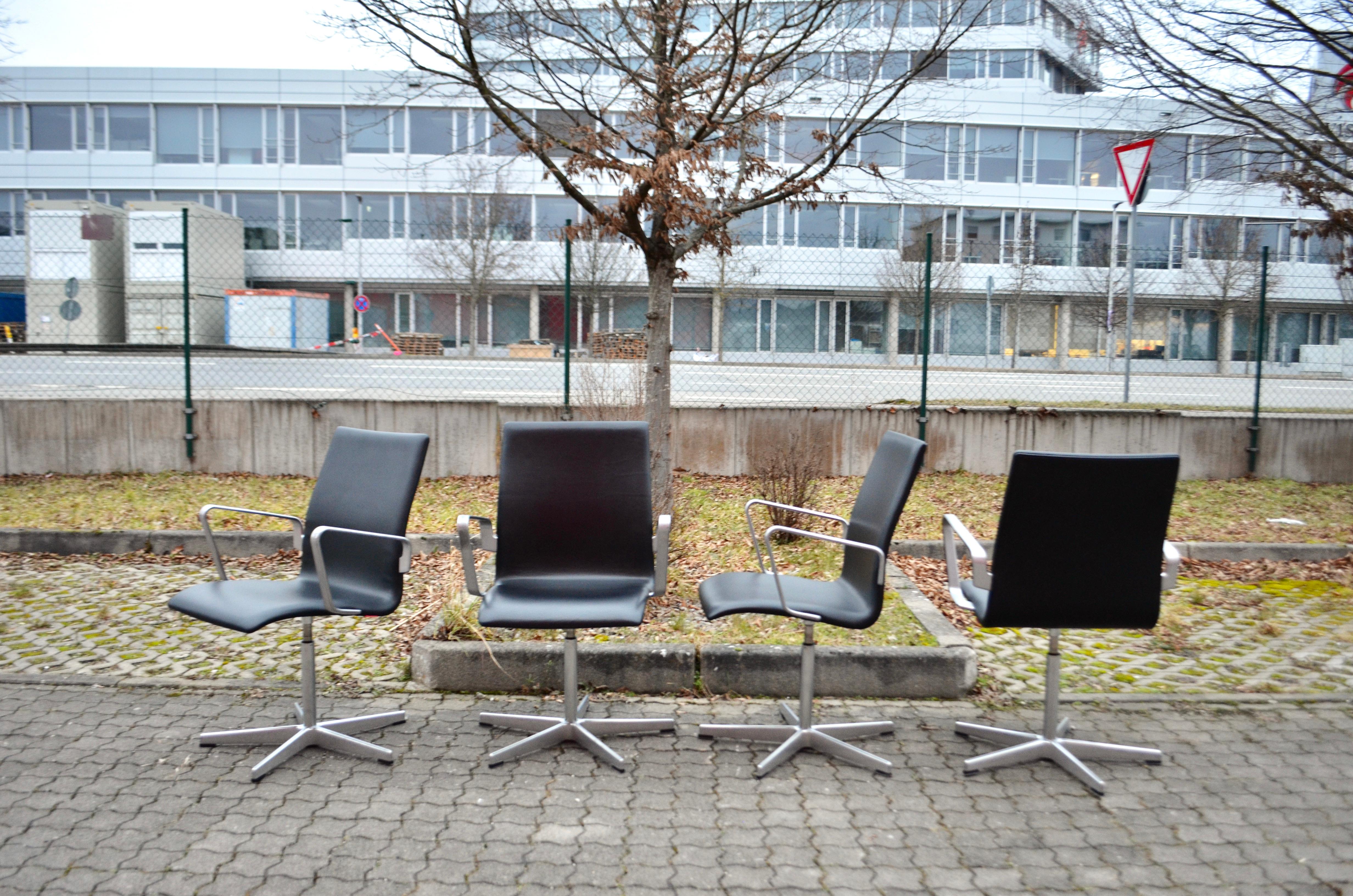 La sedia girevole Oxford è stata disegnata da Arne Jacobsen nel 1965 per i professori del St-Catherine's college di Oxford. 
Unendo la forma alla funzionalità, lo schienale basso  3271T, si trova su una base a cinque stelle. I posti a sedere  sono