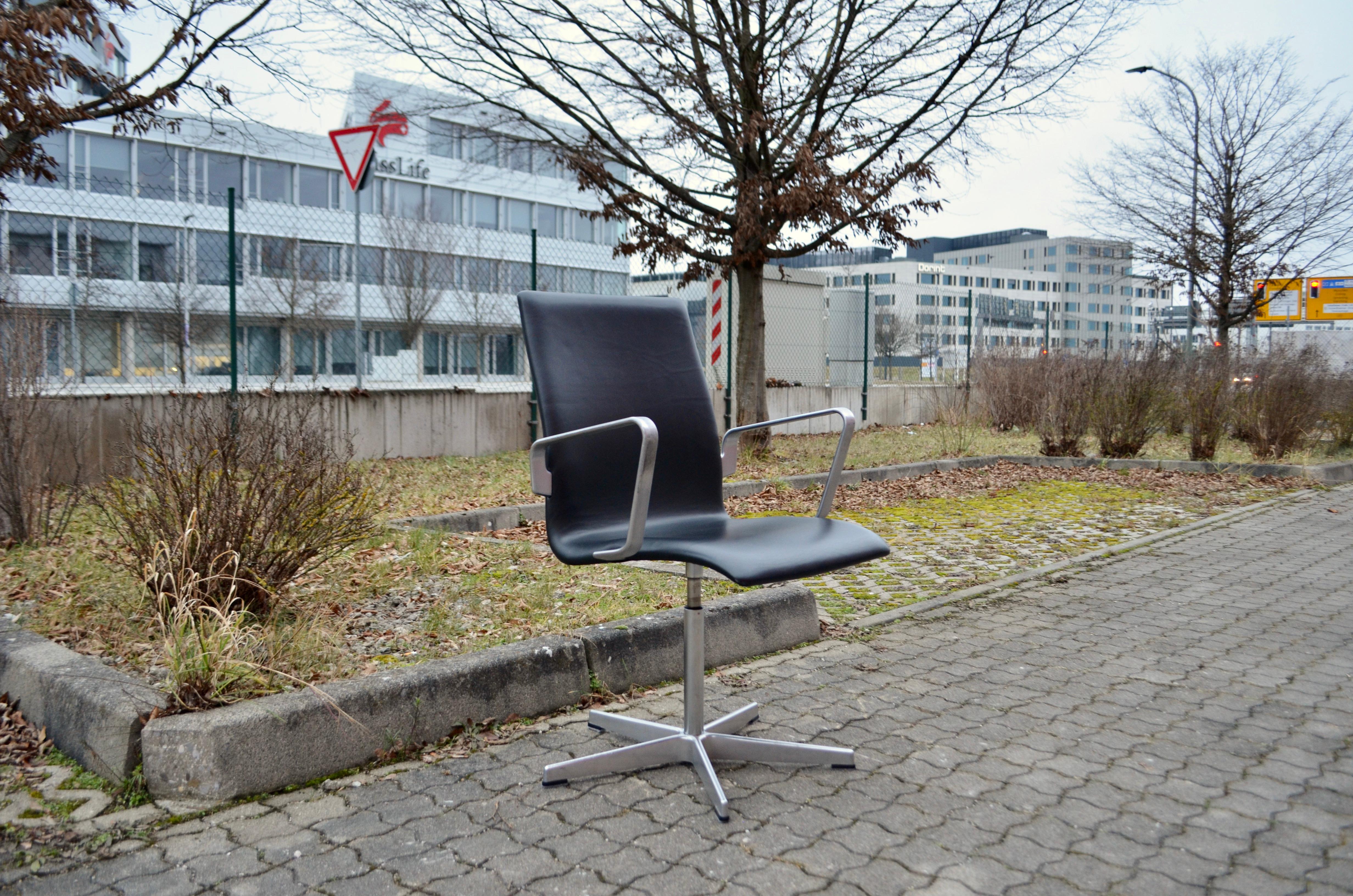 Fritz Hansen Oxford  Sedia girevole in pelle nera di Arne Jacobsen in vendita 15