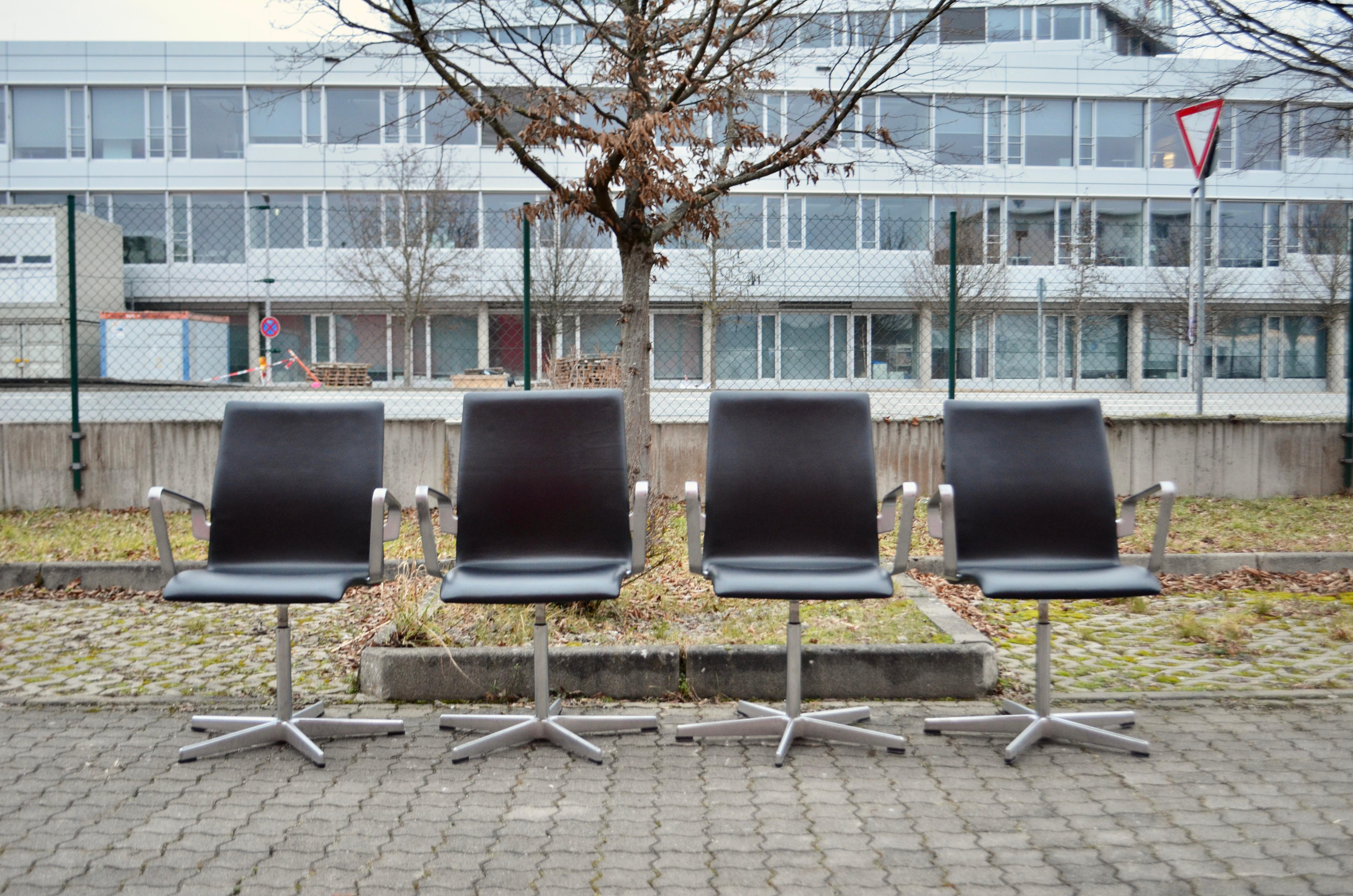 Fritz Hansen Oxford  Sedia girevole in pelle nera di Arne Jacobsen In condizioni buone in vendita a Munich, Bavaria