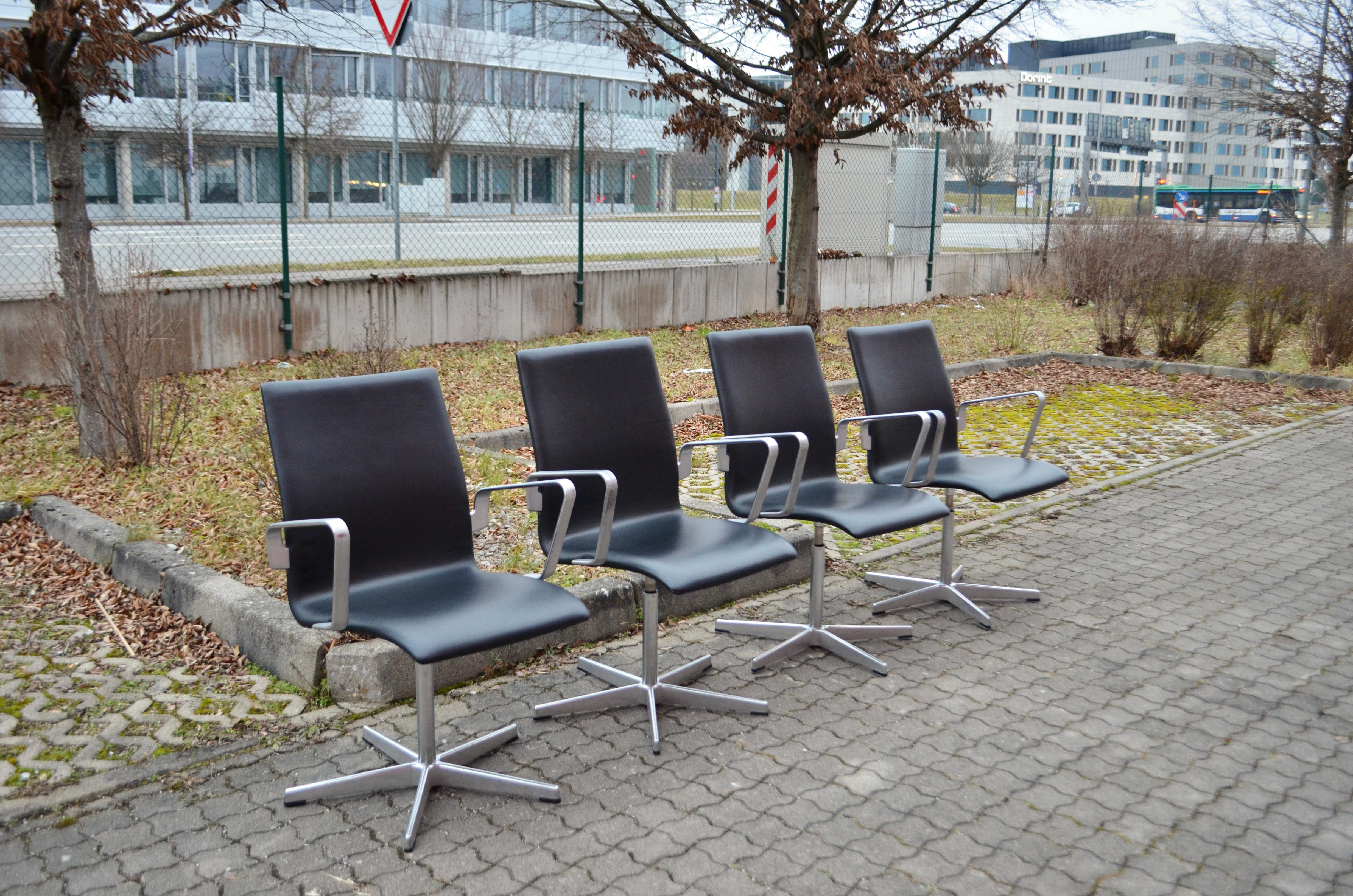 XXI secolo e contemporaneo Fritz Hansen Oxford  Sedia girevole in pelle nera di Arne Jacobsen in vendita